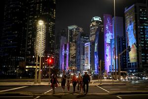 Un recorrido nocturno por la ciudad de Doha a unos días del comienzo de Qatar 2022
