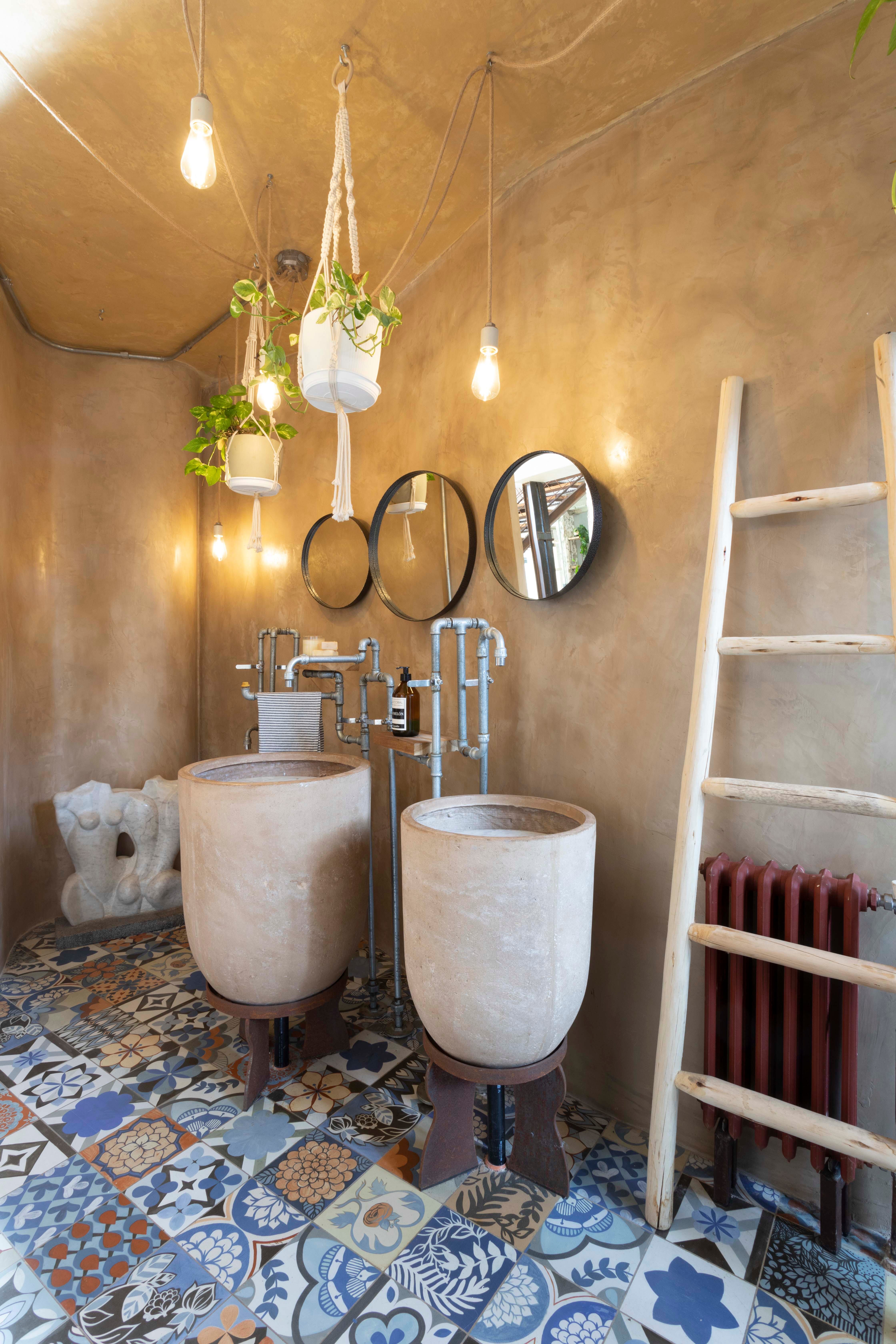 Las bachas son macetas (Compañía Nativa) sobre patas de hierro (La Herrería de Polo) con canillas de caños galvanizados (Martín Diego Soqueff).