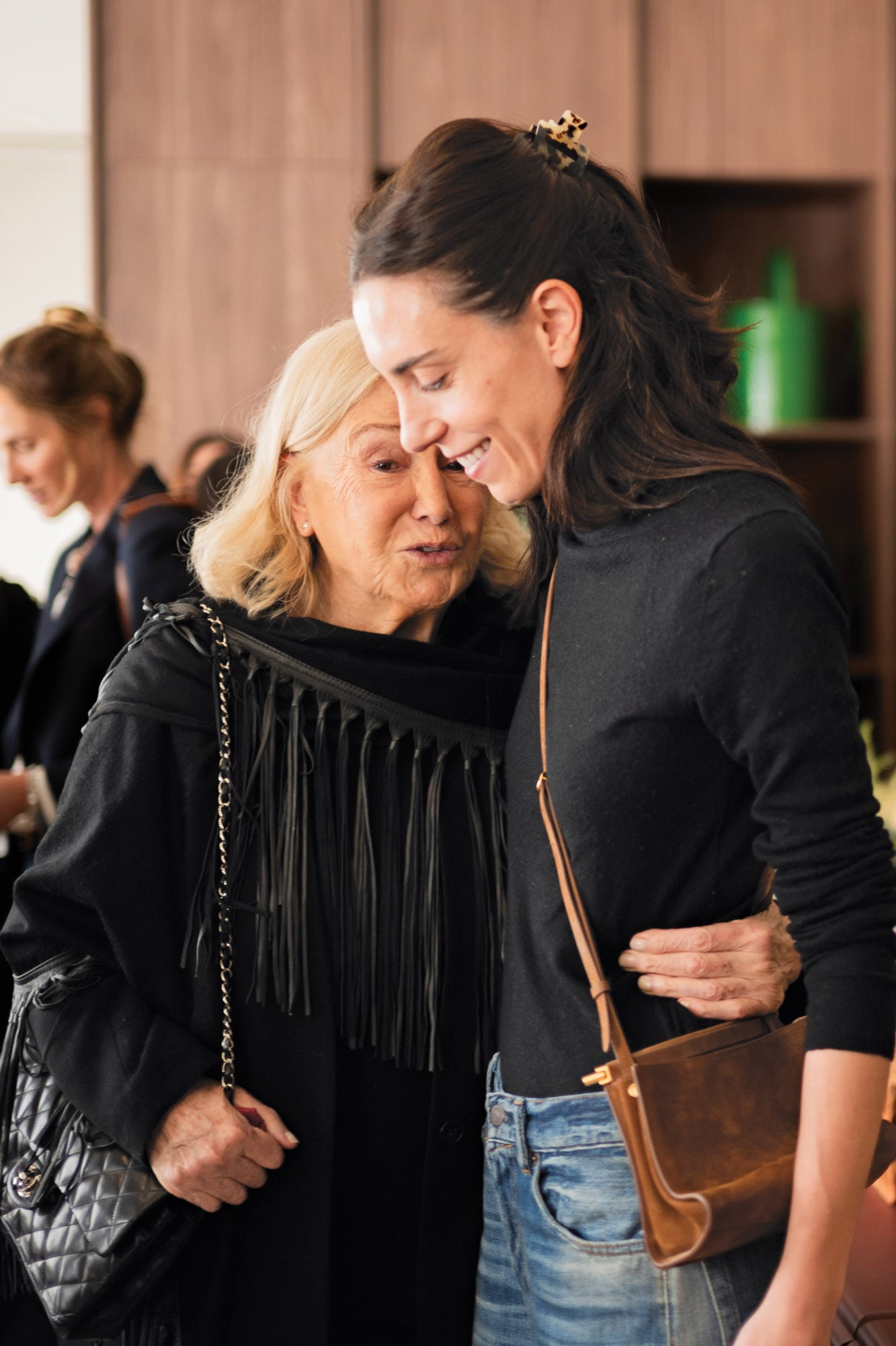 Juliana Awada presentó en sociedad un nuevo proyecto acompañada por su familia, amigas e influencers 15 Pomi Baker, la mamá de Juliana, felicita a Denise Awada por la colección