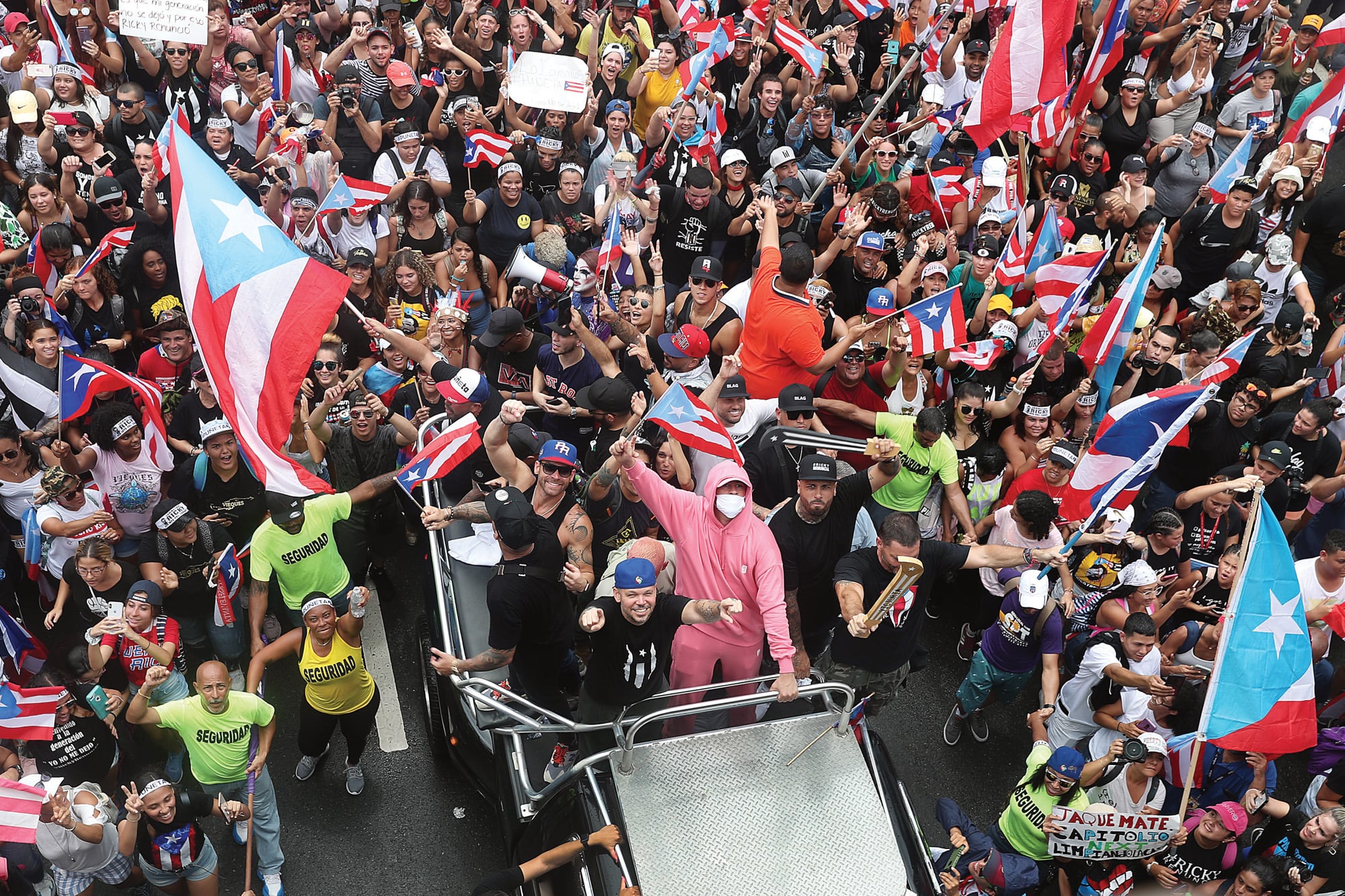 De rosa y con barbijo, junto con el rapero Residente, en una marcha para celebrar la destitución de Ricardo Rosselló, gobernador de Puerto Rico, en julio de 2019 en el Viejo San Juan, Puerto Rico