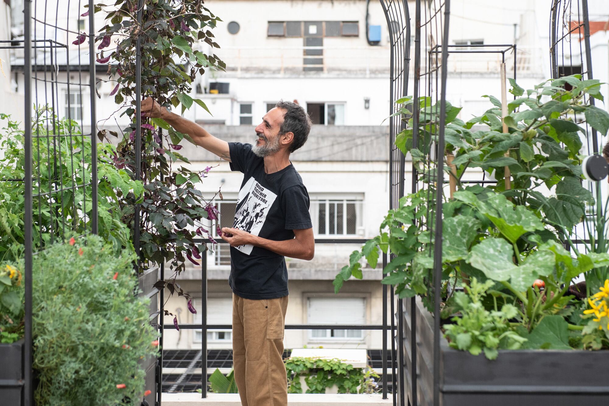 Alejandro Rodríguez, de Lombrices Felices, poniendo a punto el sector de la huerta de esta terraza a medida de su dueña.