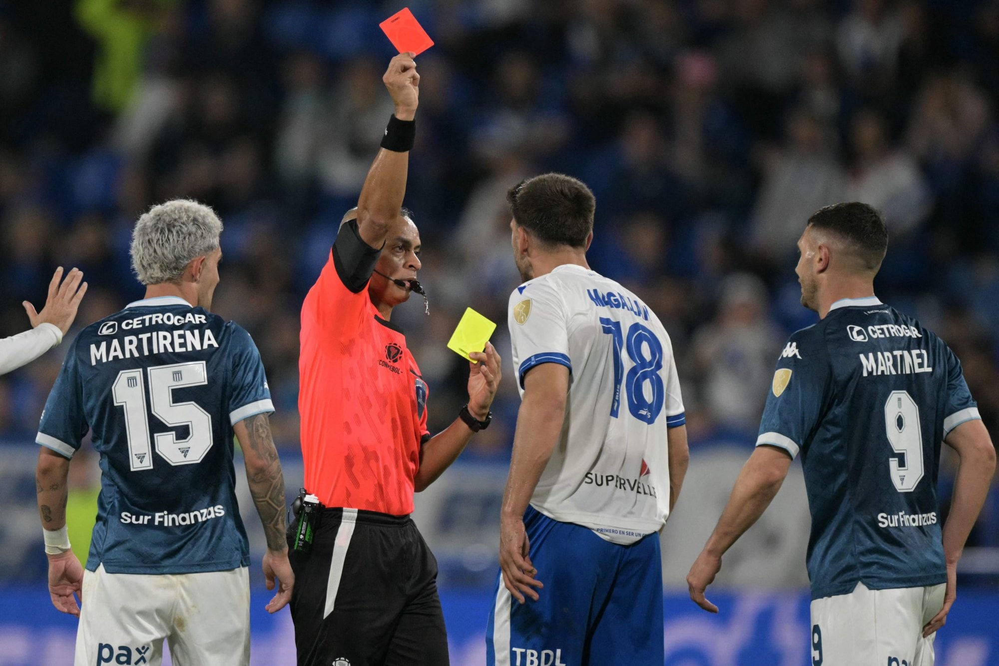 Wilton Sampaio expulsa a Lisandro Magallán el punto de inflexión en el partido que rompió el plan de Vélez. (Photo by JUAN MABROMATA / AFP)