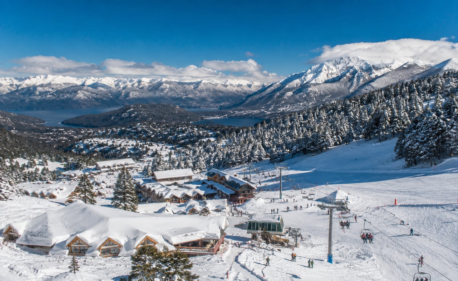 Las nevadas de los últimos días pintaron de blanco las pistas de esquí del cerro Catedral.