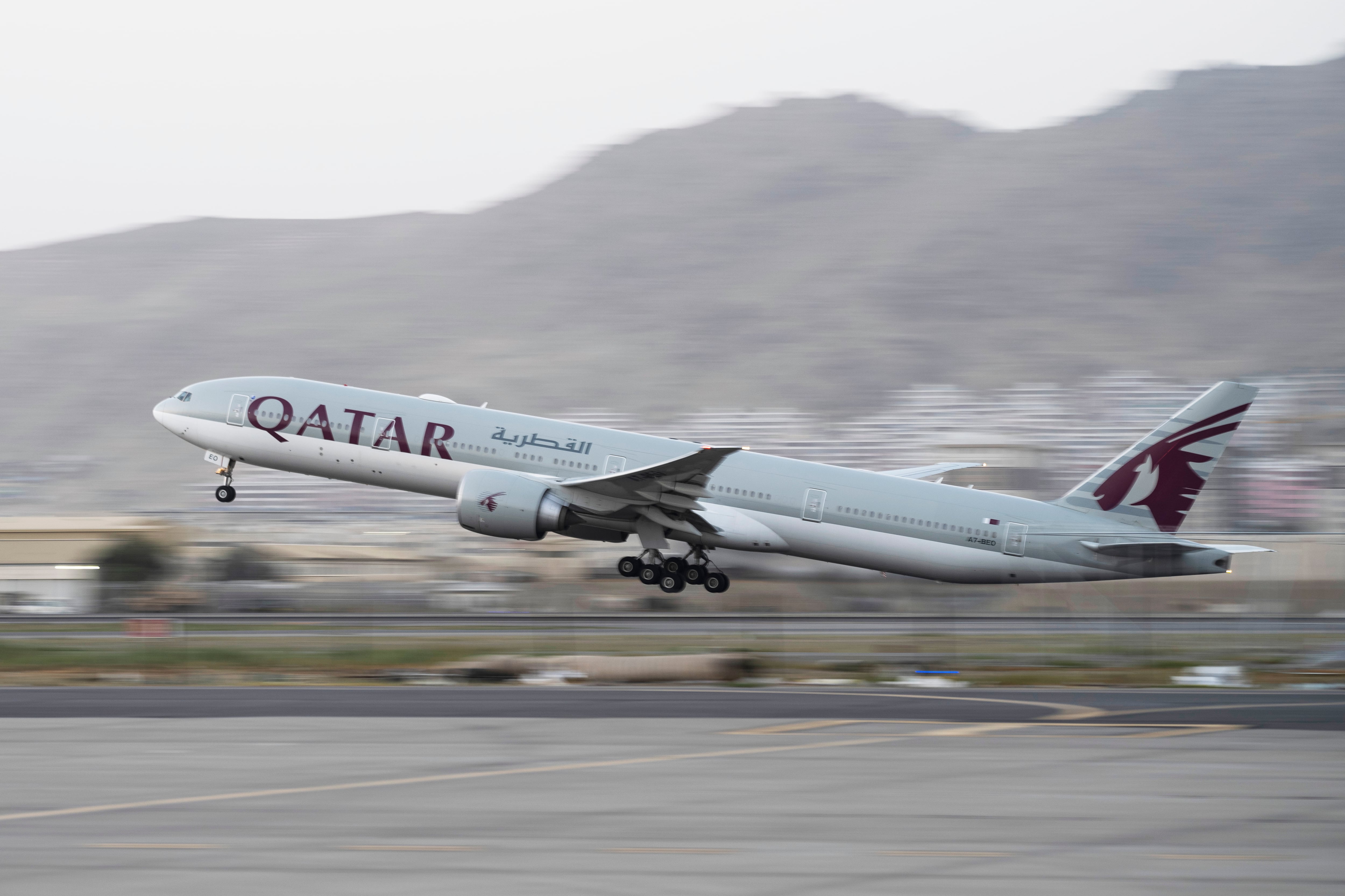 Imagen ilustrativa: Foto del 9 de septiembre del 2021, un vuelo de Qatar Airways despega desde el aeropuerto de Kabul, Afganistán con extranjeros. 