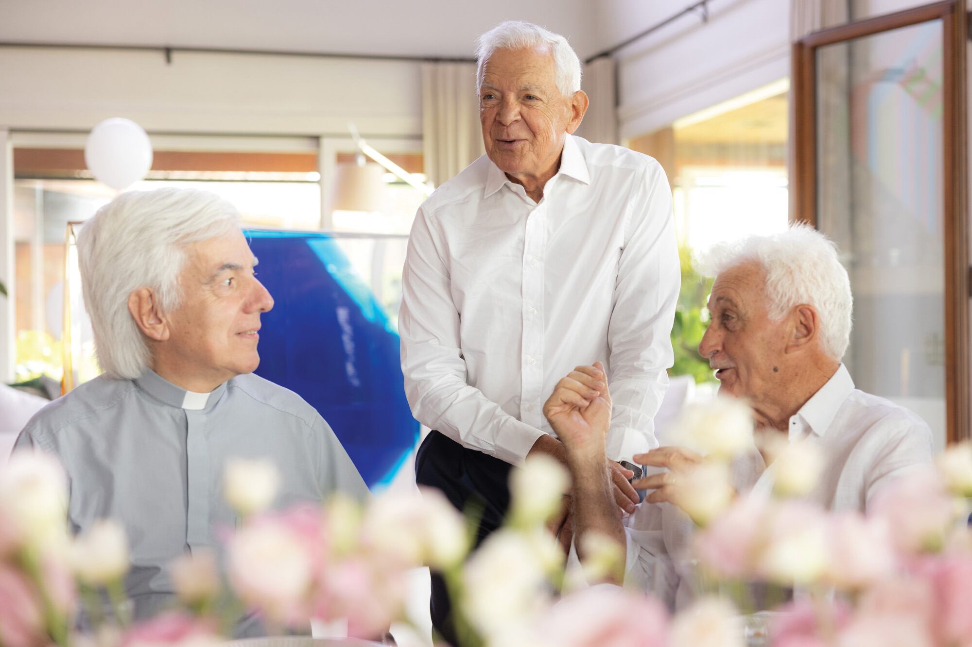 Eduardo conversa con el padre Checo y su gran amigo, el doctor Pedro Ferraina