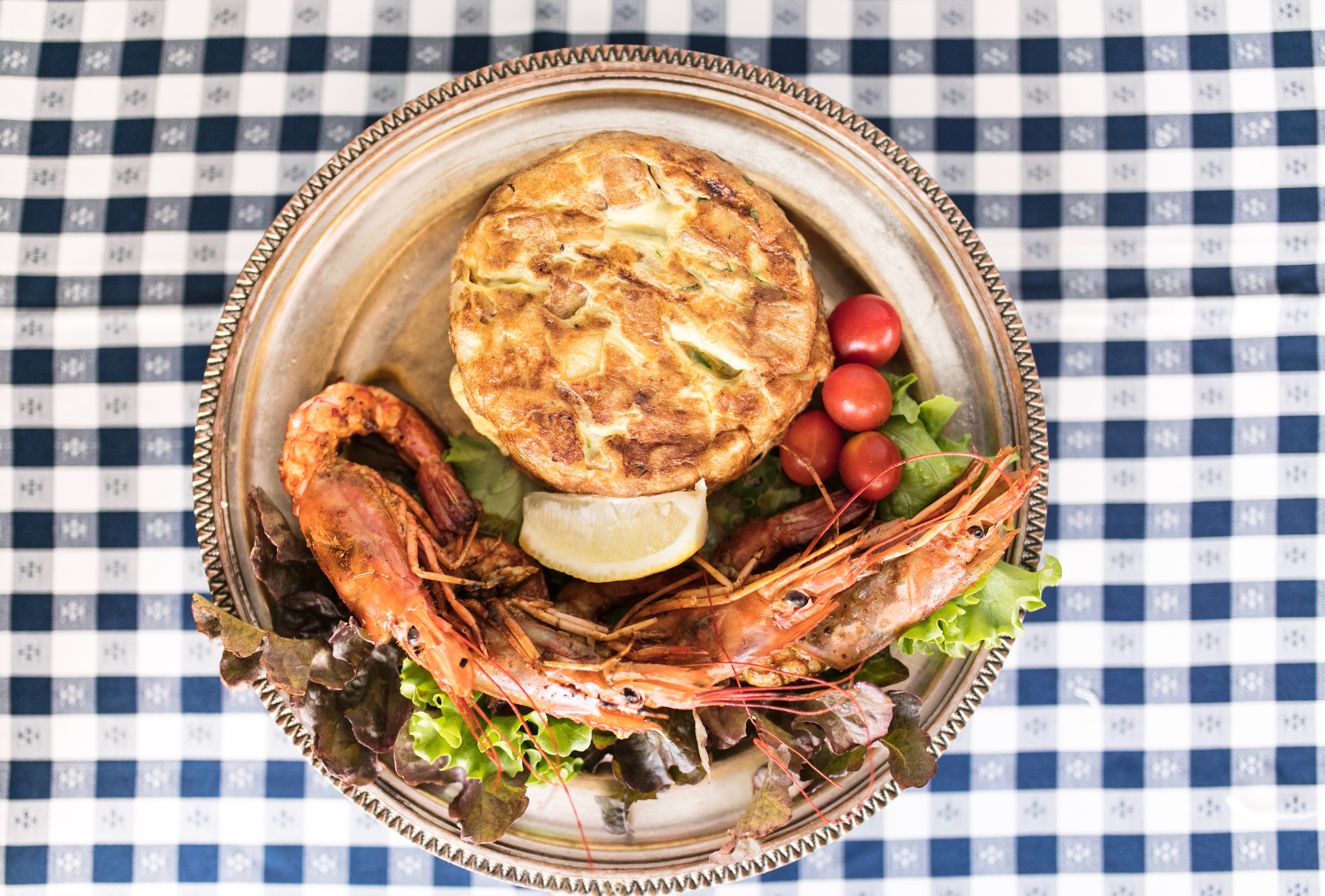 Omelete infantil e camarões.