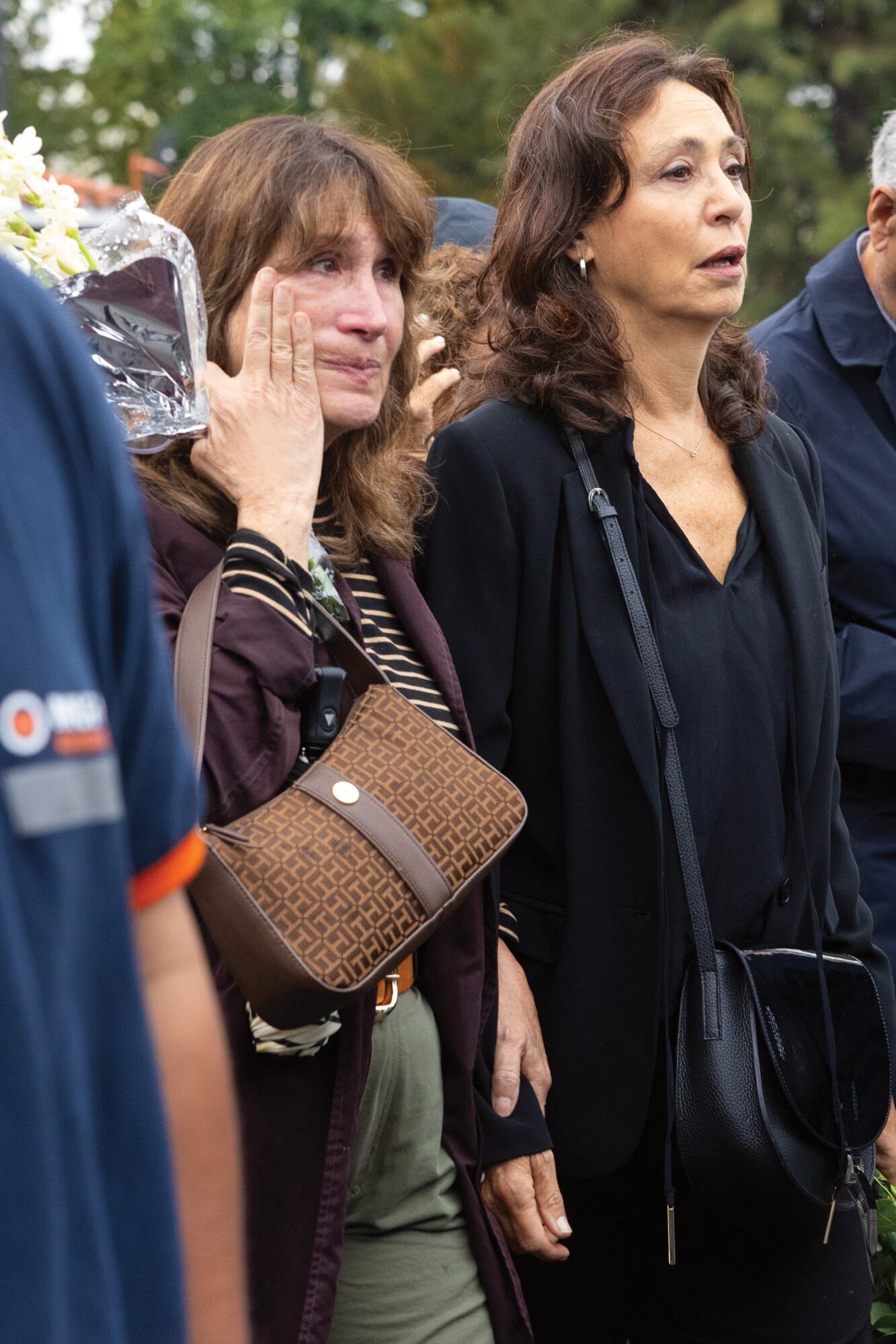 Florencia, la hija mayor de Brandoni (de negro
a la derecha de la imagen), acompañada por Ana Slavin, hija del actor José Slavin. El actor y Brandoni trabajaron en La guerra del cerdo, de Leopoldo Torre Nilsson, entre otras producciones