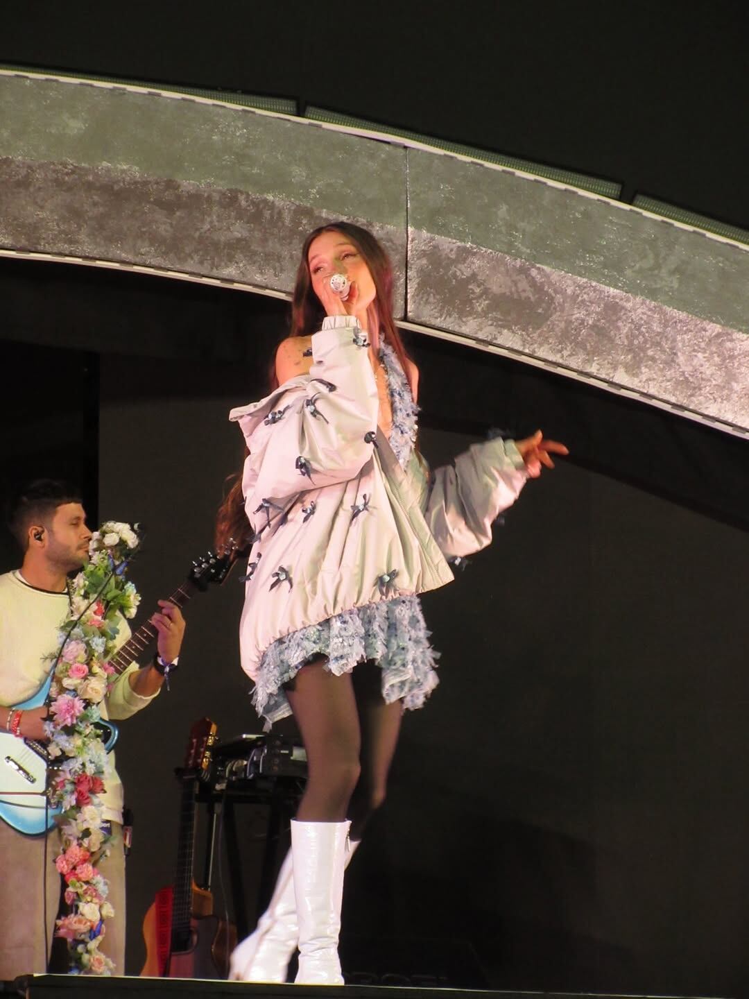 Yami Safdie fue telonera de Dua Lipa en River (Foto: Instagram @yamisafdie)