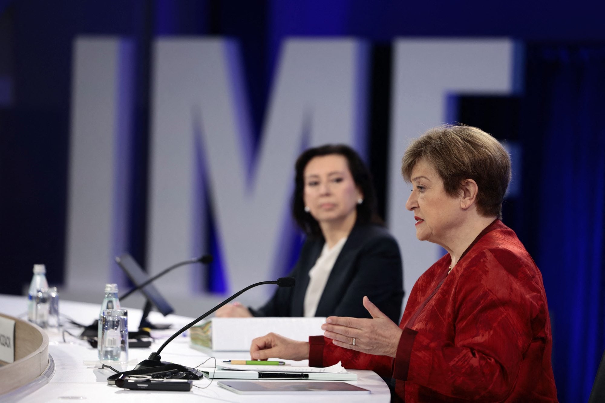 La directora gerente del FMI, Kristalina Georgieva, junto a la directora de Comunicación del organismo, Julie Kozack, en Washington.