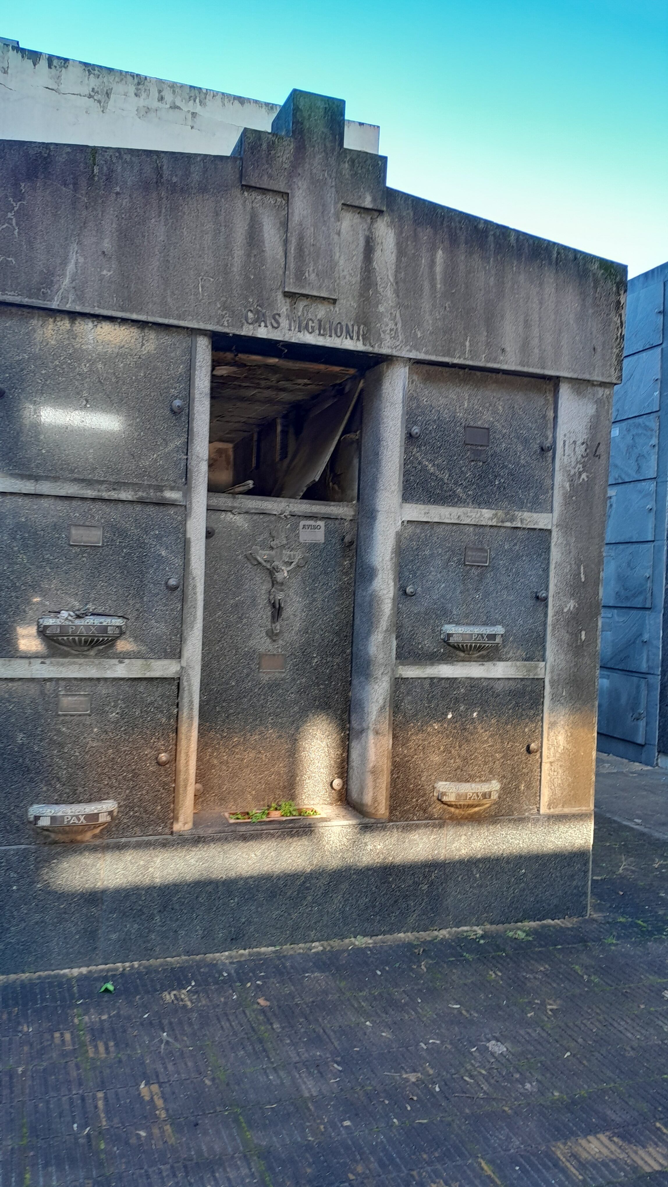 Bóvedas vandalizadas y profanadas en el cementerio municipal de La Plata