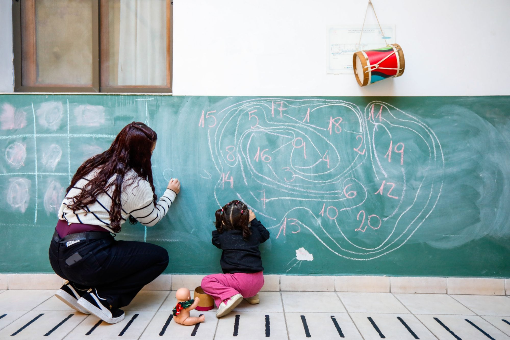Johana lleva a su niña al jardín Jakairá, que recibe a hijos de padres y madres adolescentes