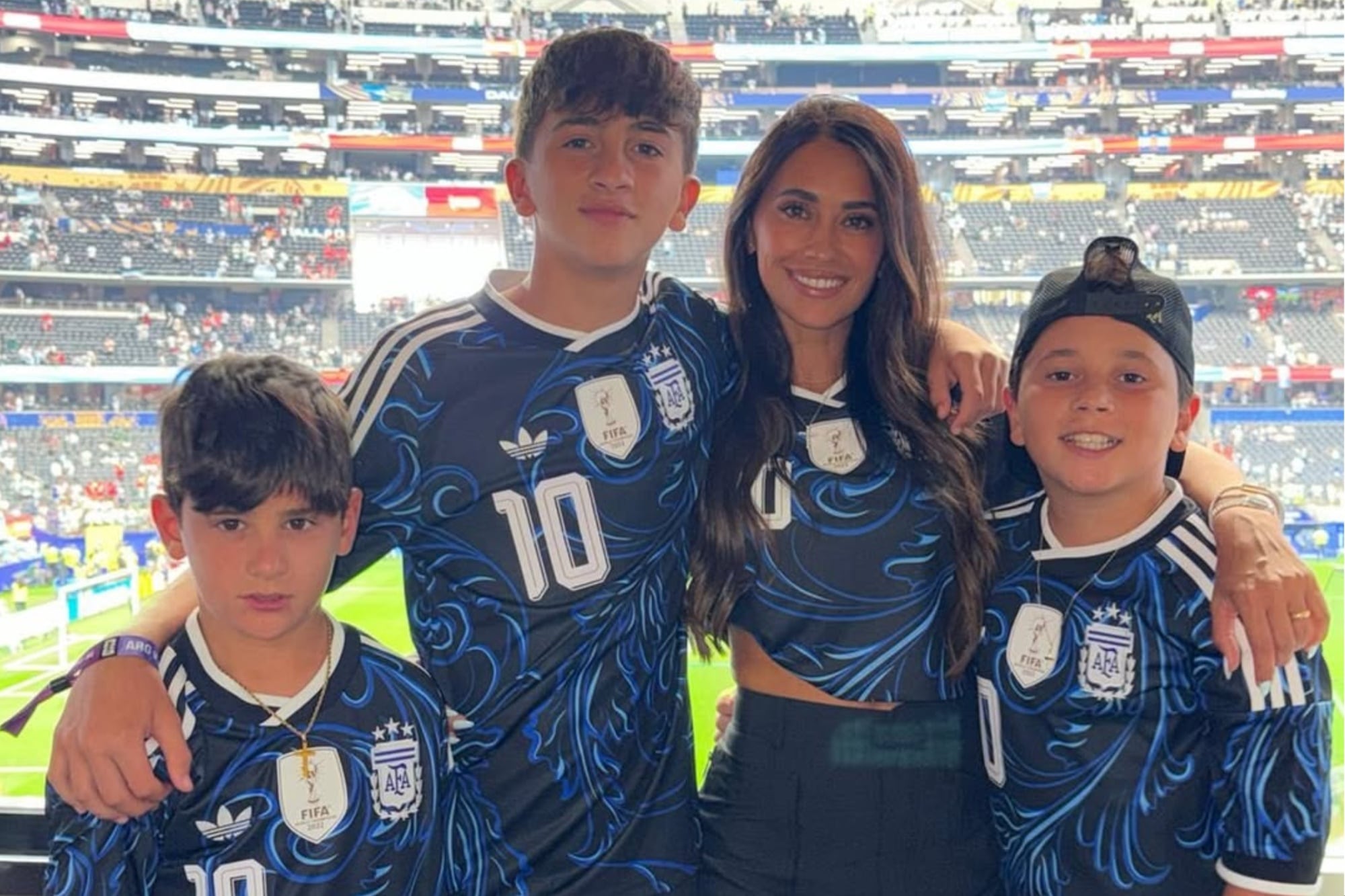 Antonela y su familia repitieron los looks del partido contra Austria