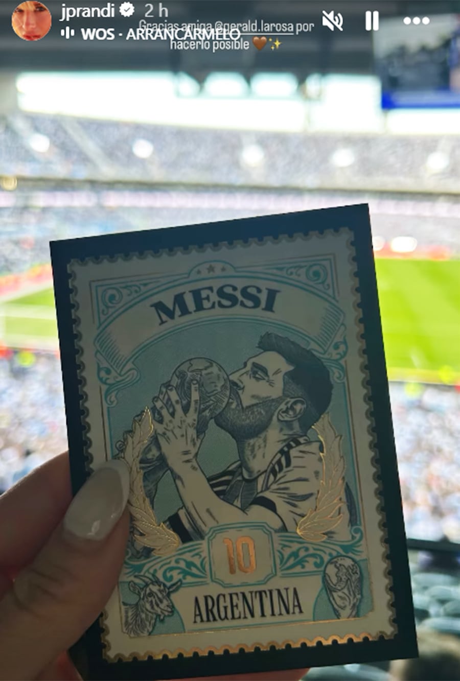 Julieta Prandi, en el estadio, junto a una estampita