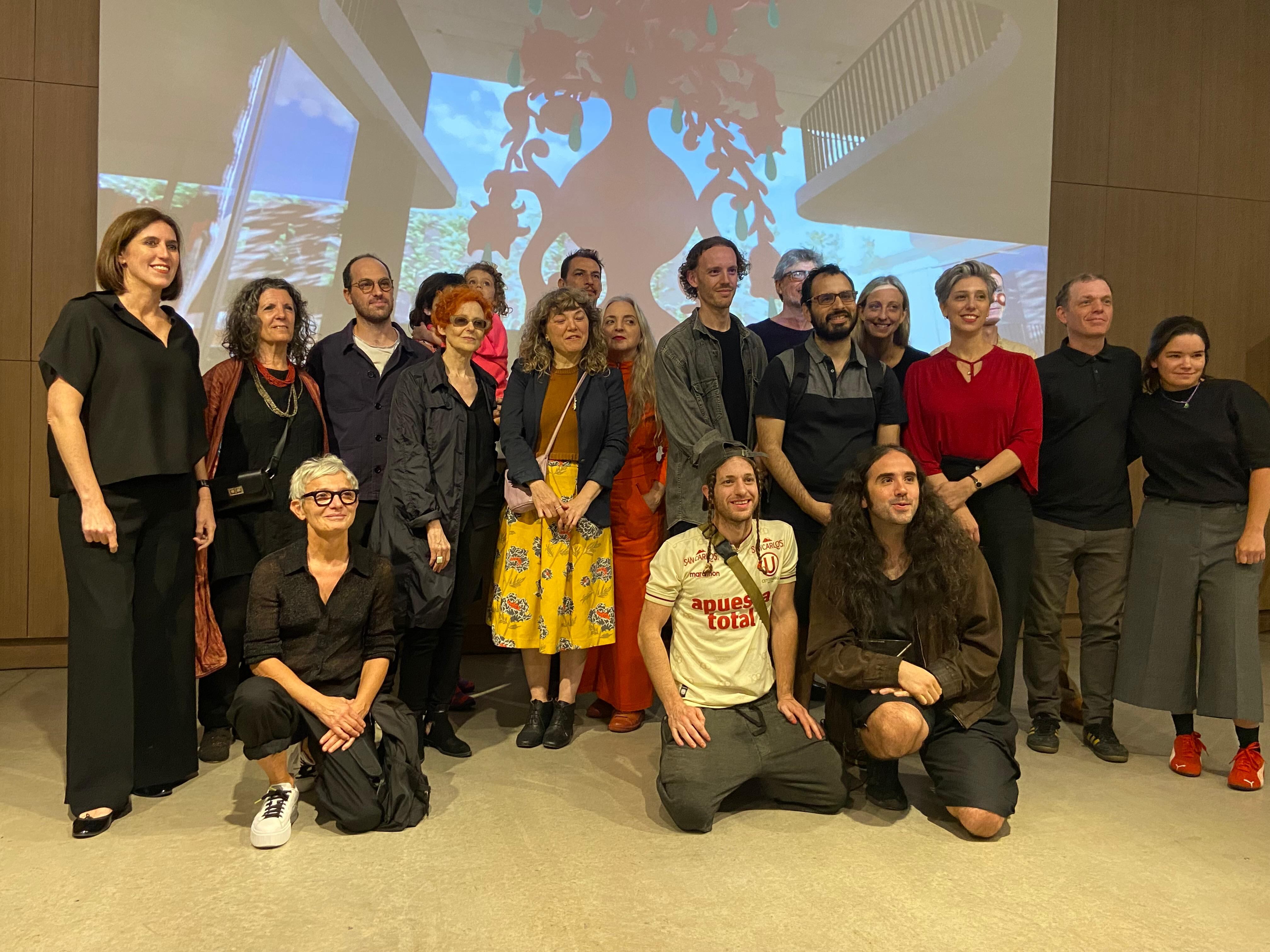 Jurados, organizadores, finalistas y ganadores de las seis ediciones del Premio Azcuy en el Museo Moderno; toda la historia del concurso está compilada en un libro