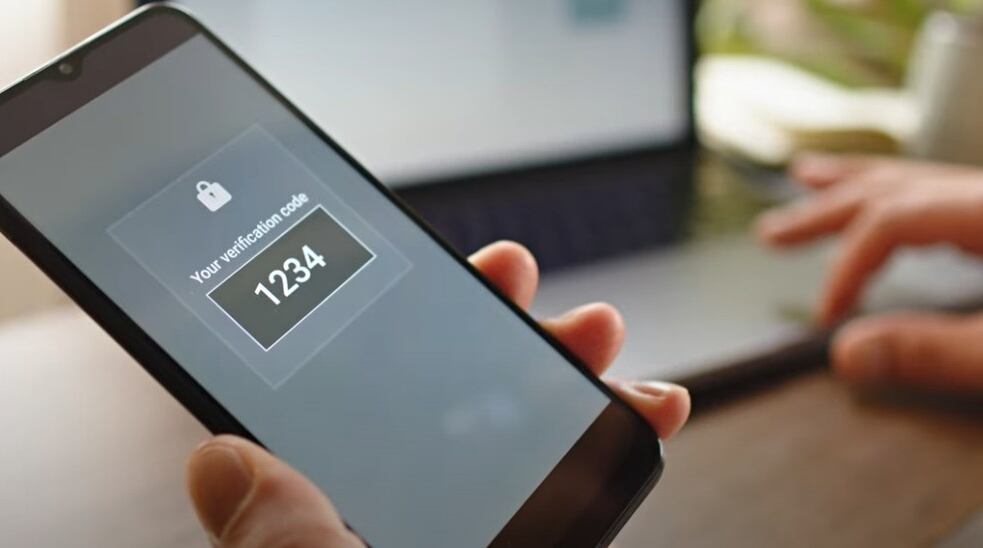 La autenticación multifactor (MFA) añade una capa adicional de seguridad, lo que ayuda a proteger tu información privada