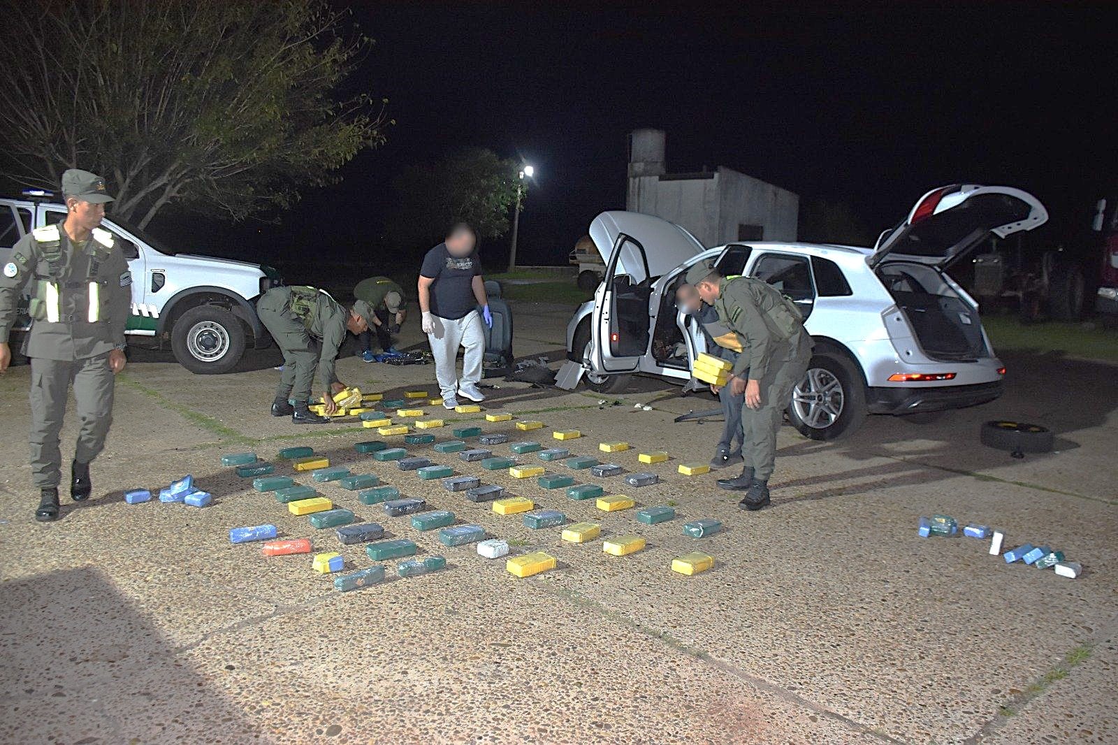 Viajaba a Uruguay con una menor, le pasaron el auto por el escáner y descubrieron que llevaba 88 kilos de cocaína