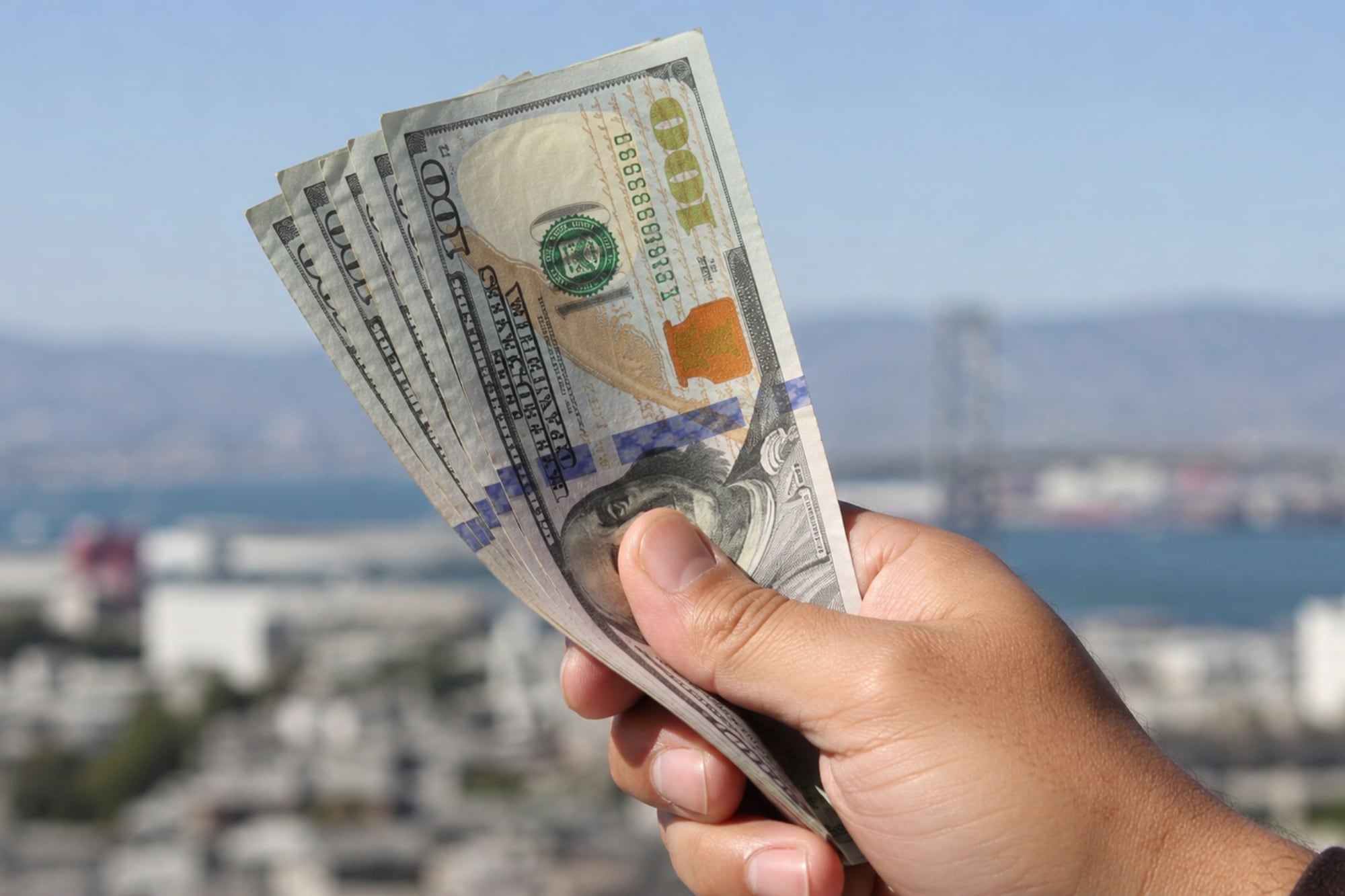 El proyecto de ley busca elevar el salario mínimo federal a US$25 por hora mediante un sistema de incrementos graduales