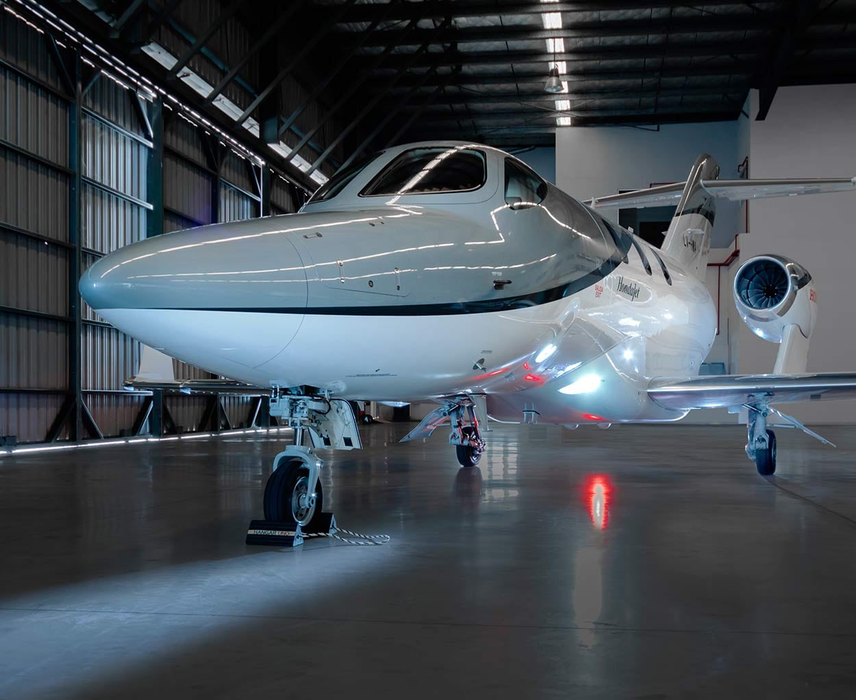 Revelan los detalles del vuelo privado que tomó Manuel Adorni con su familia en el feriado de carnaval