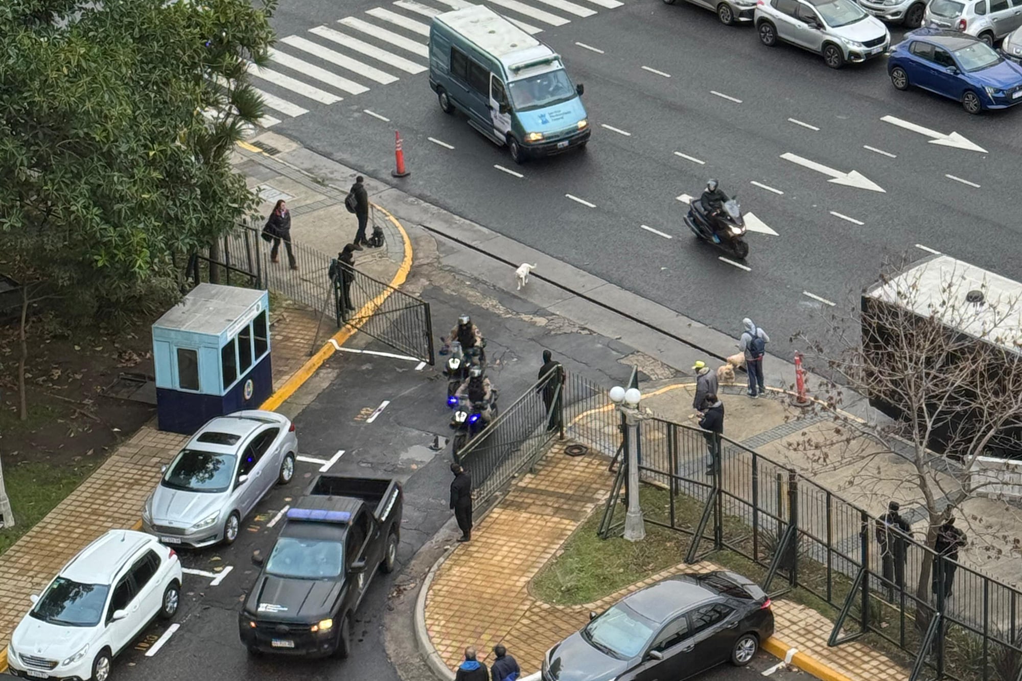 Guardia en Comodoro Py esperando la llegada de José López, exsecretario de Obras Públicas