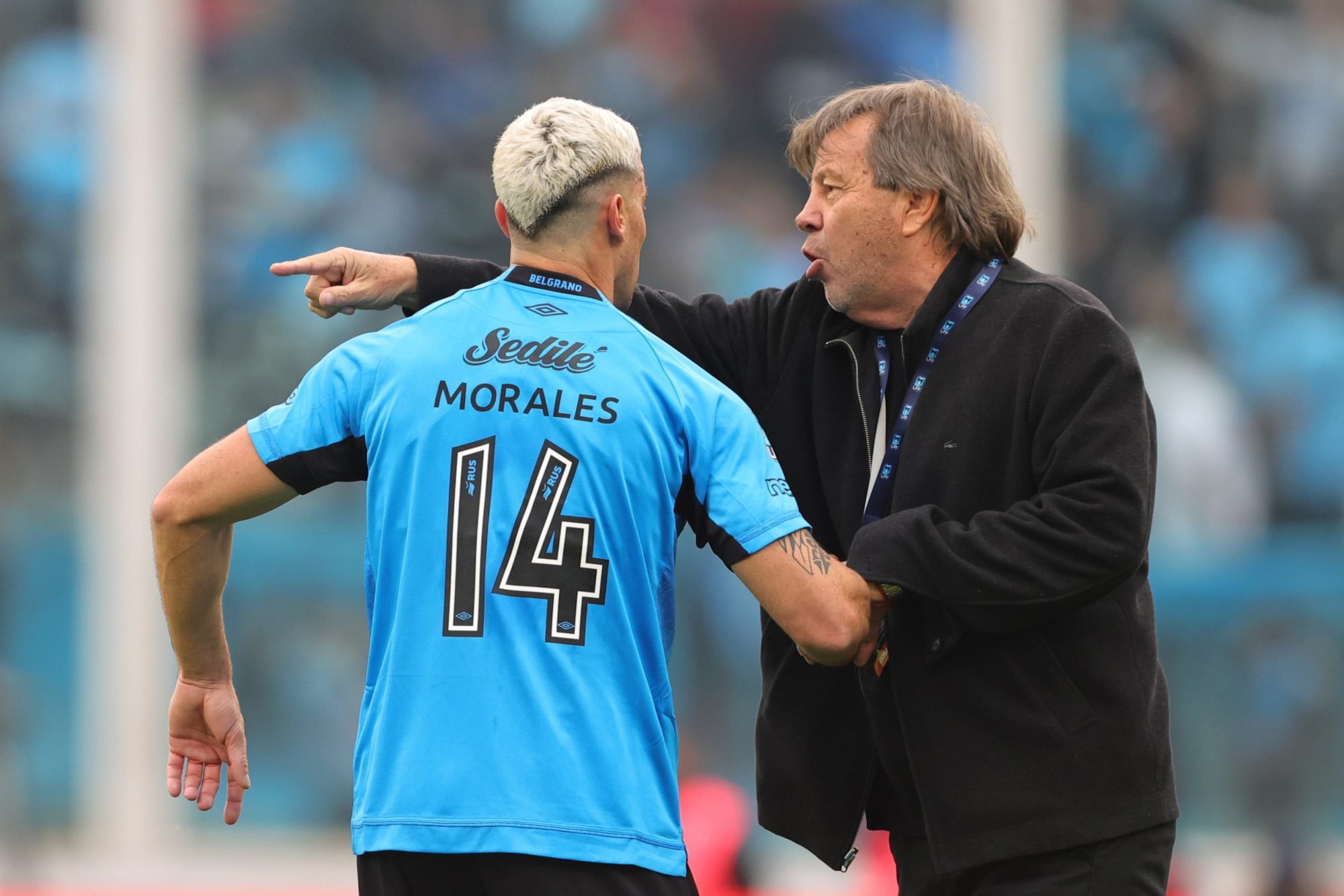Ricardo Zielinski le da indicaciones a Leonardo Morales durante la final ante River