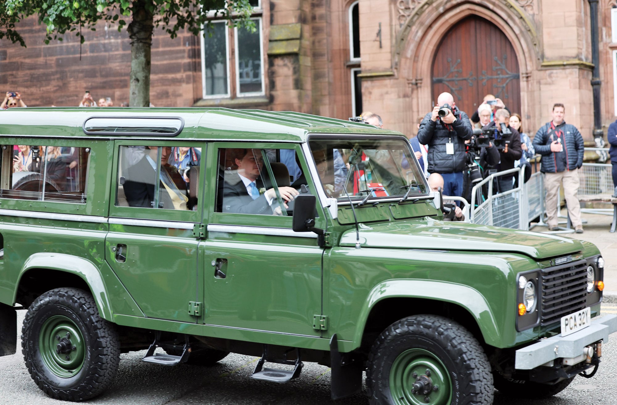 Hugh llegó a bordo de un Land-Rover Defender verde y fue recibido con aplausos del público. 