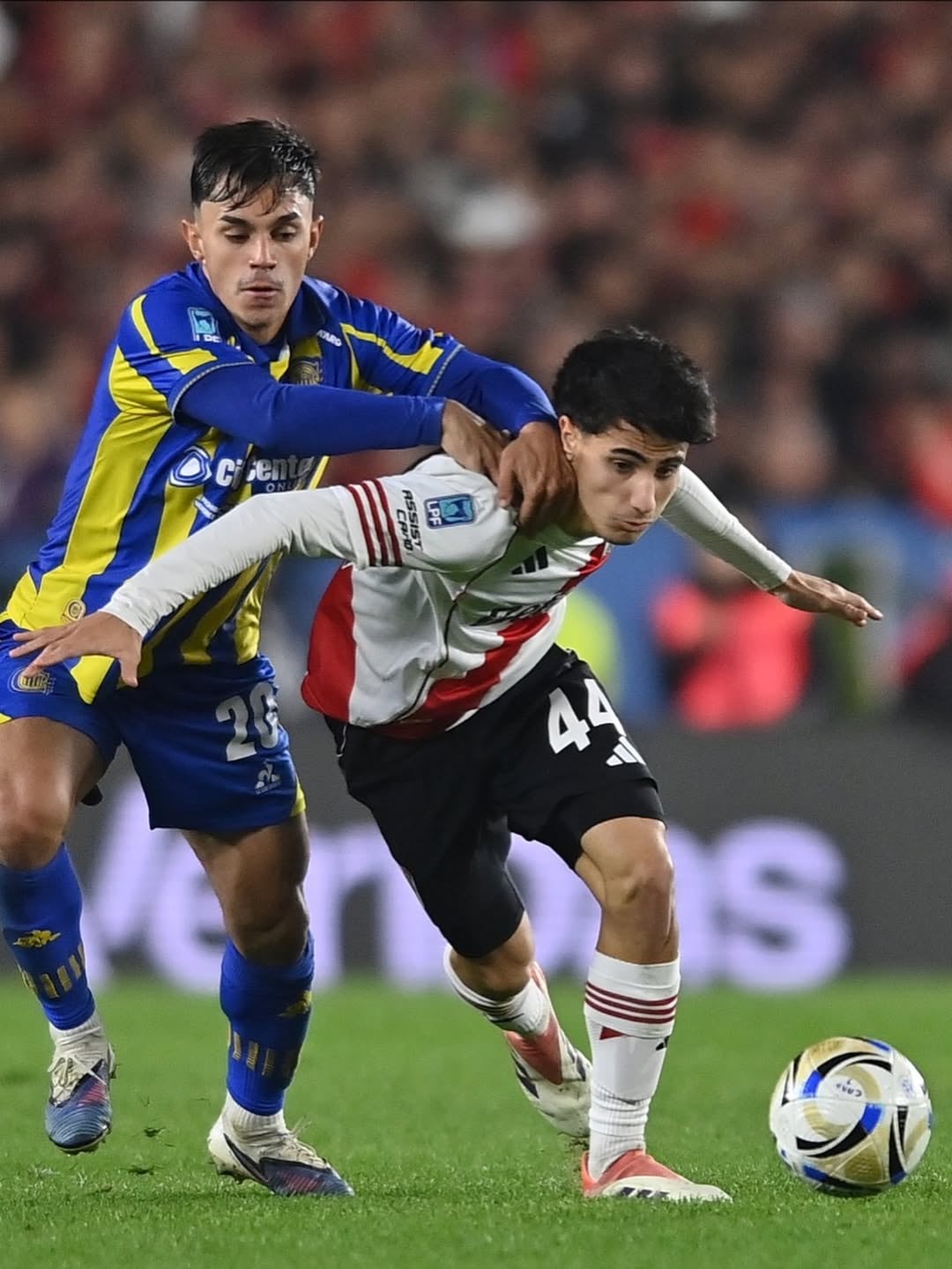 Lucas Silva demostrando personalidad con la pelota ante Rosario Central, por las semifinales: otro de los chicos promovidos por el Chacho