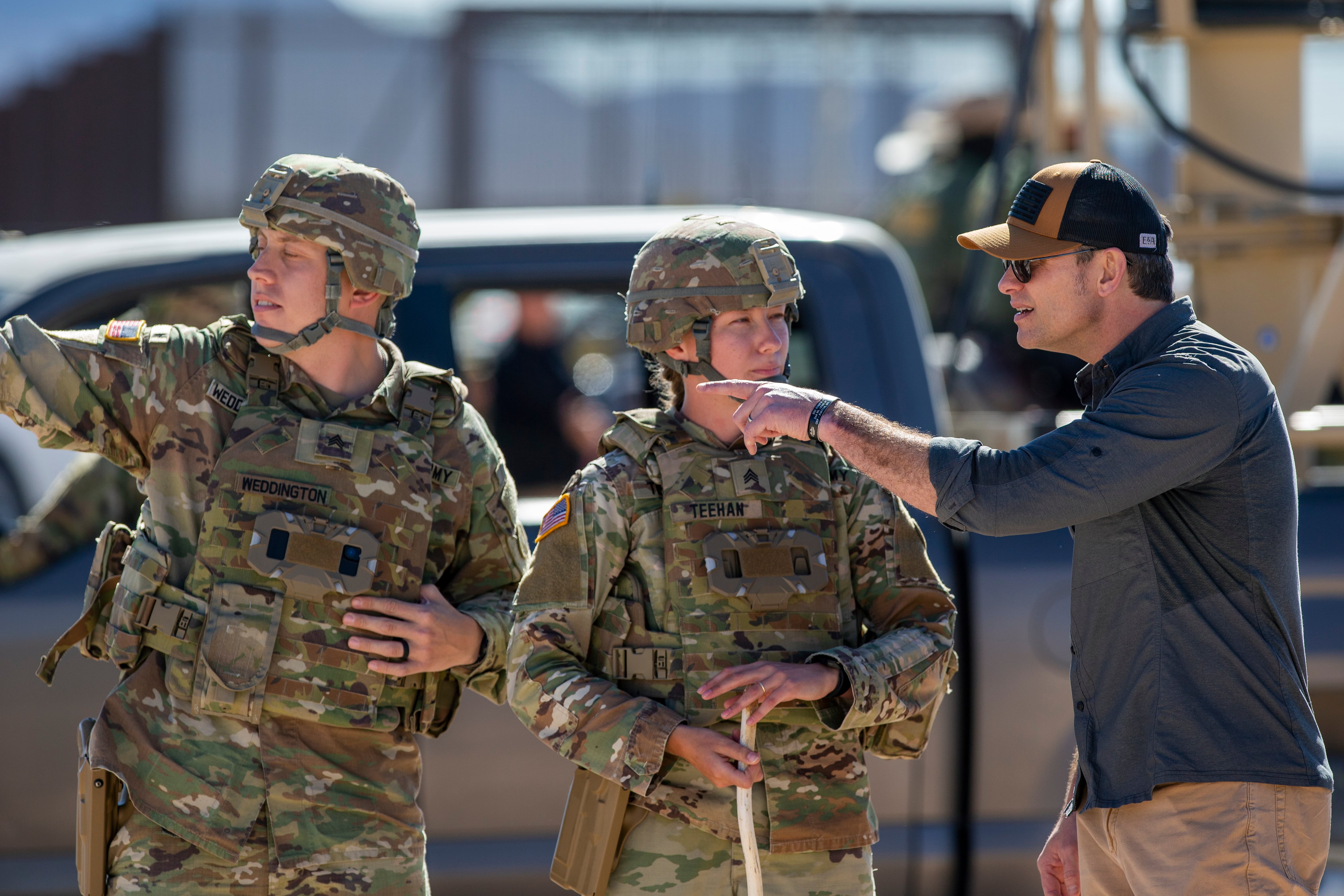 Pete Hegseth es informado por soldados del Ejército norteamericano durante una visita a la frontera entre Estados Unidos y México, en Sunland Park, Nuevo México
