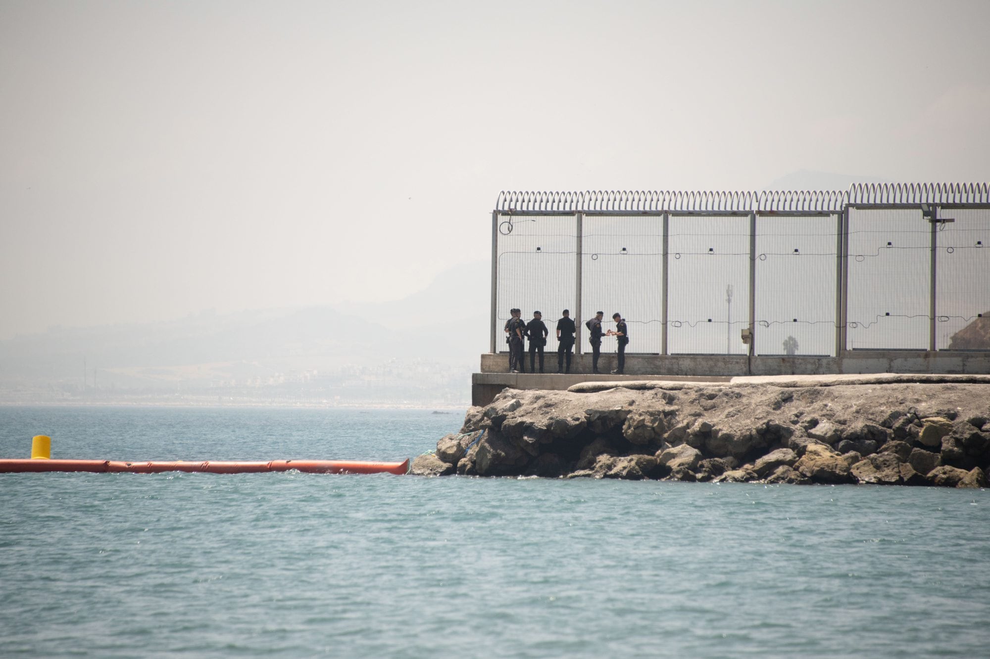 (260816) -- CEUTA, 16 agosto, 2026 (Xinhua) -- Imagen del 15 de agosto de 2026 de personal de seguridad trabajando en la frontera, en Ceuta (Xinhua/Cheng Min) (da) (rtg) (ah)