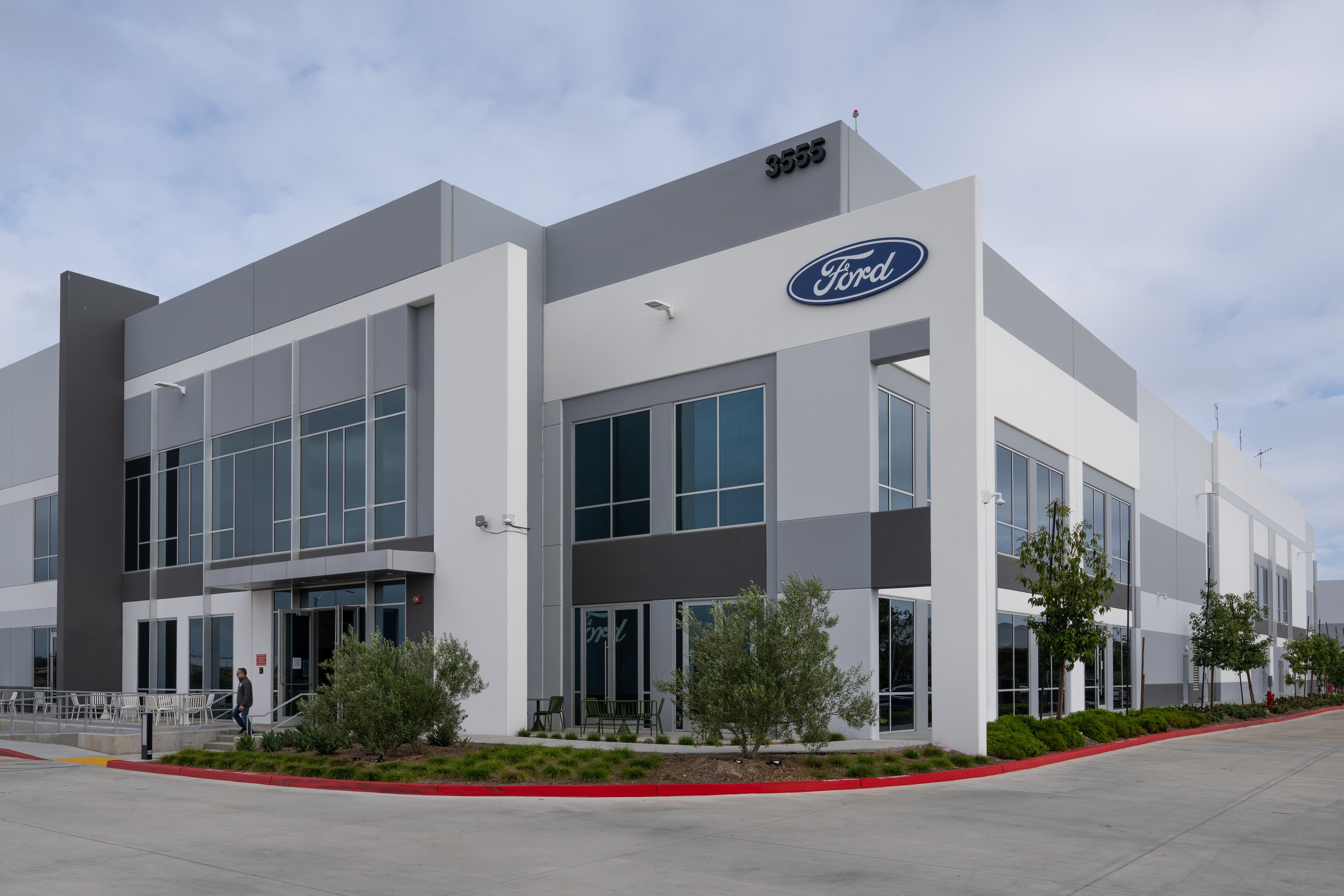 Ford continúa con el desarrollo de su nuevo vehículo eléctrico mediano