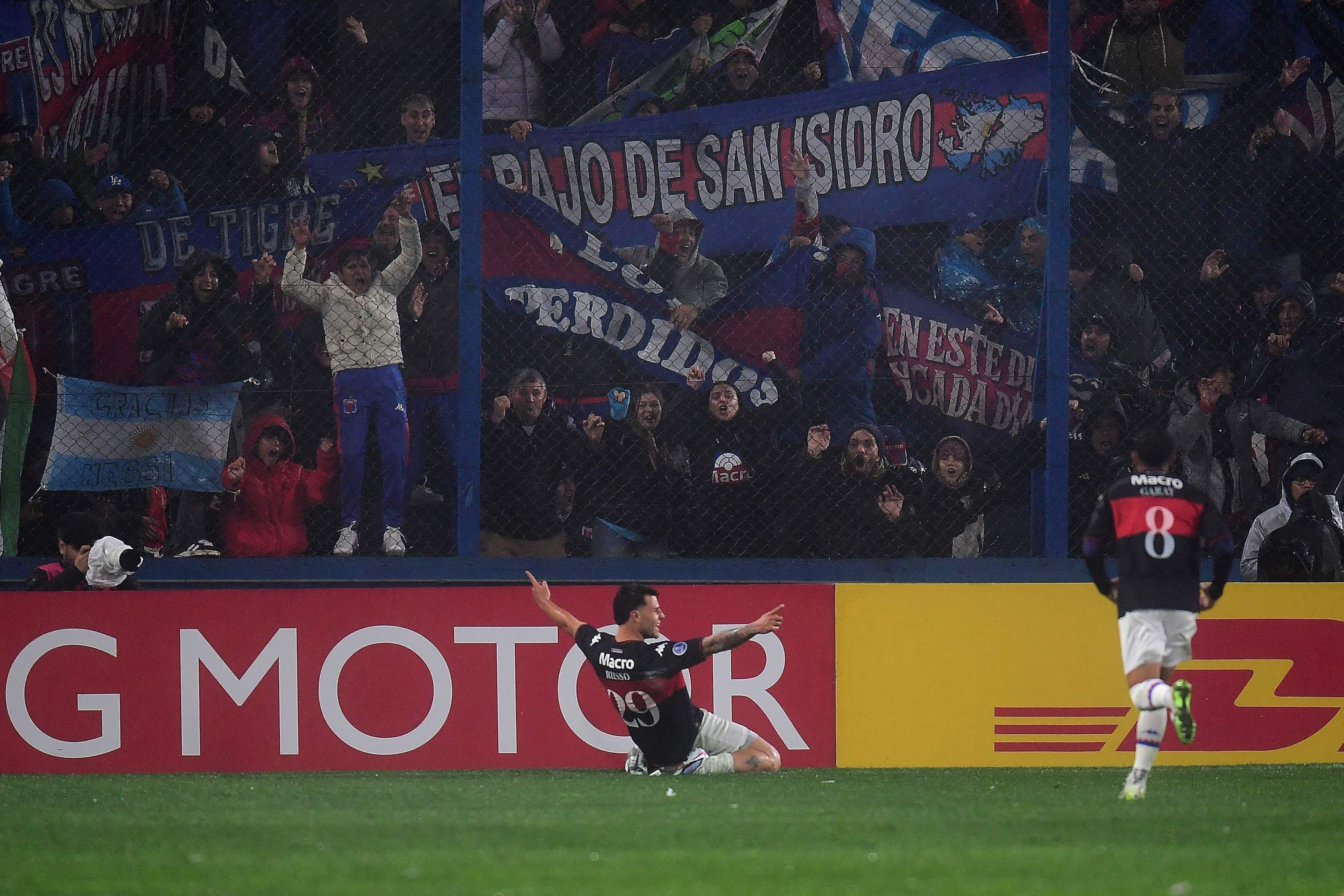 El festejo de Ignacio Russo, que marcó el segundo gol en el 3-0 de Tigre como visitante sobre Nacional, de Uruguay