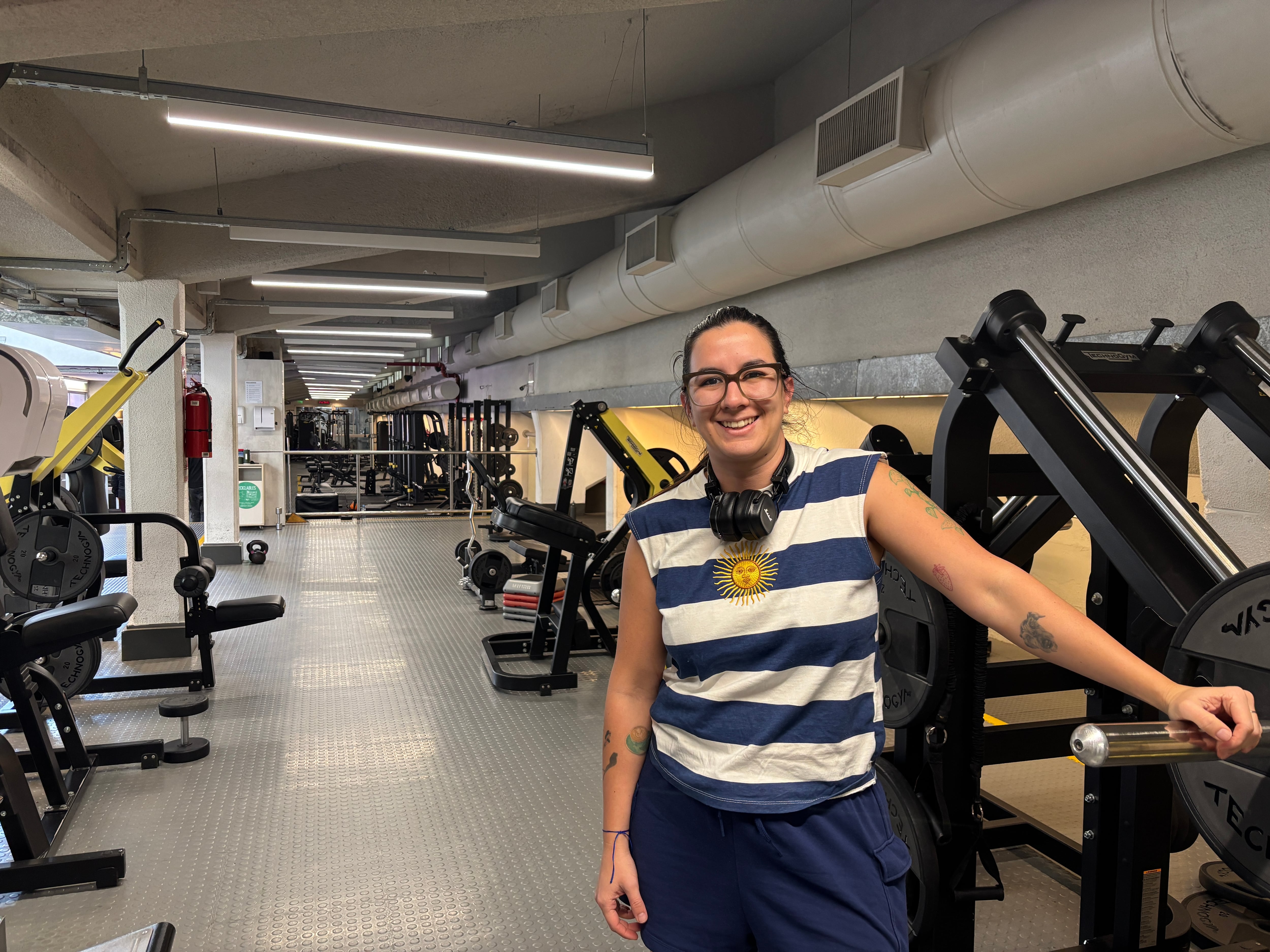 Liliana y su felicidad ante un gimnasio vacío en pleno partido mundialista