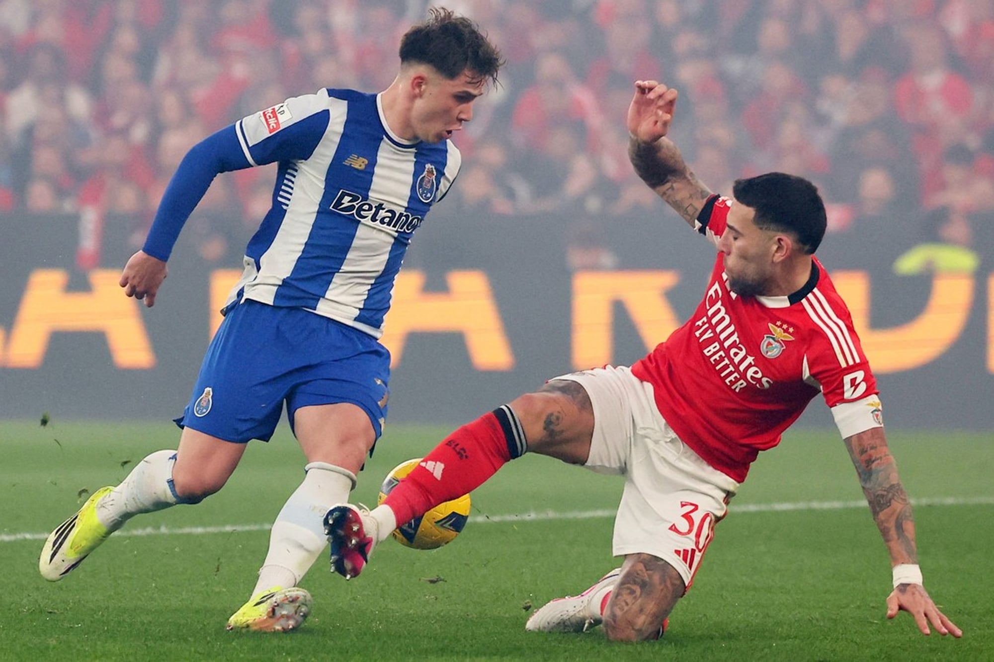 Un mal clásico para Nicolás Otamendi en Portugal: un chico de 17 años lo dejó sentado y después lo expulsaron