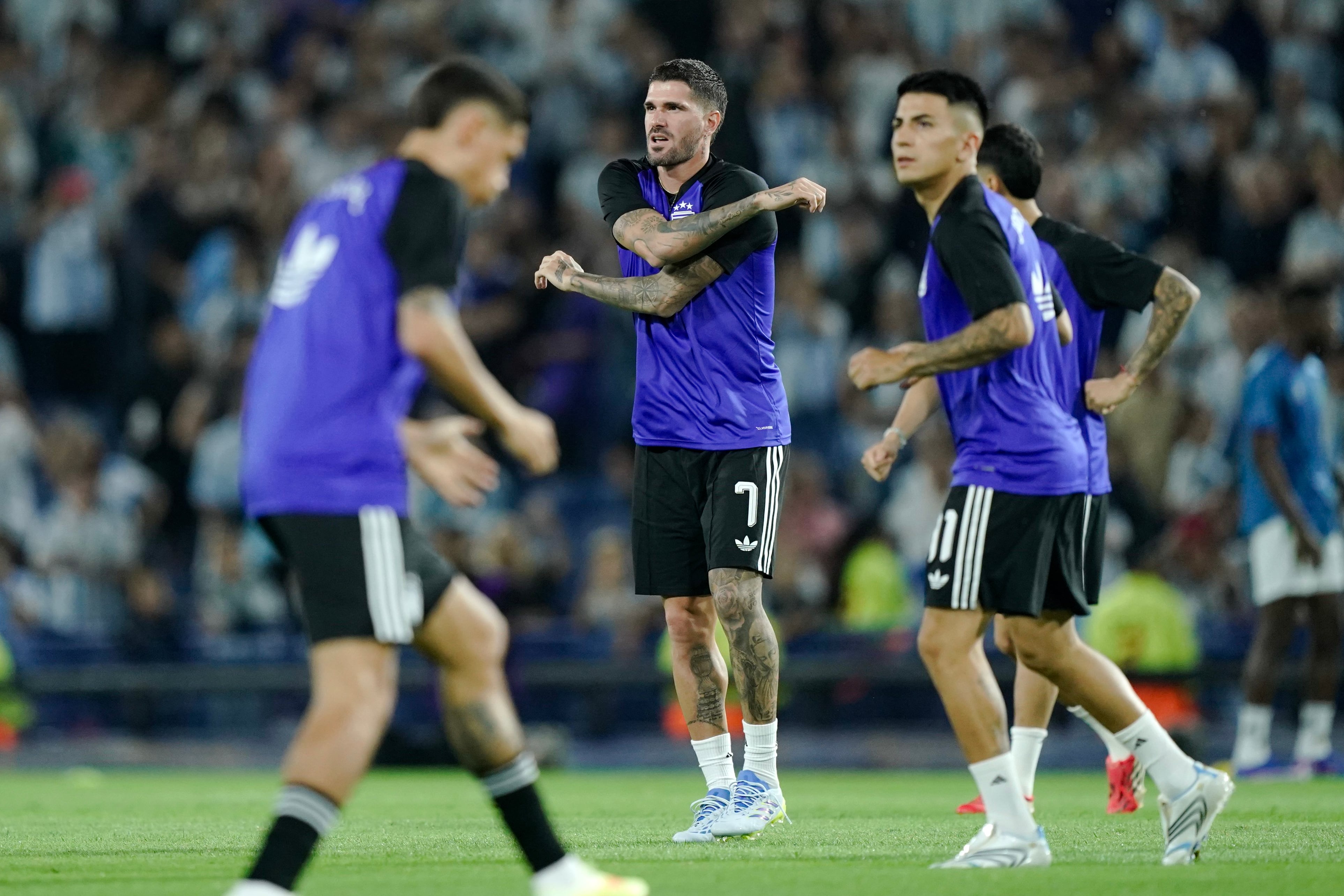 Rodrigo De Paul y Thiago Almada en la entrada en calor de la selección argentina