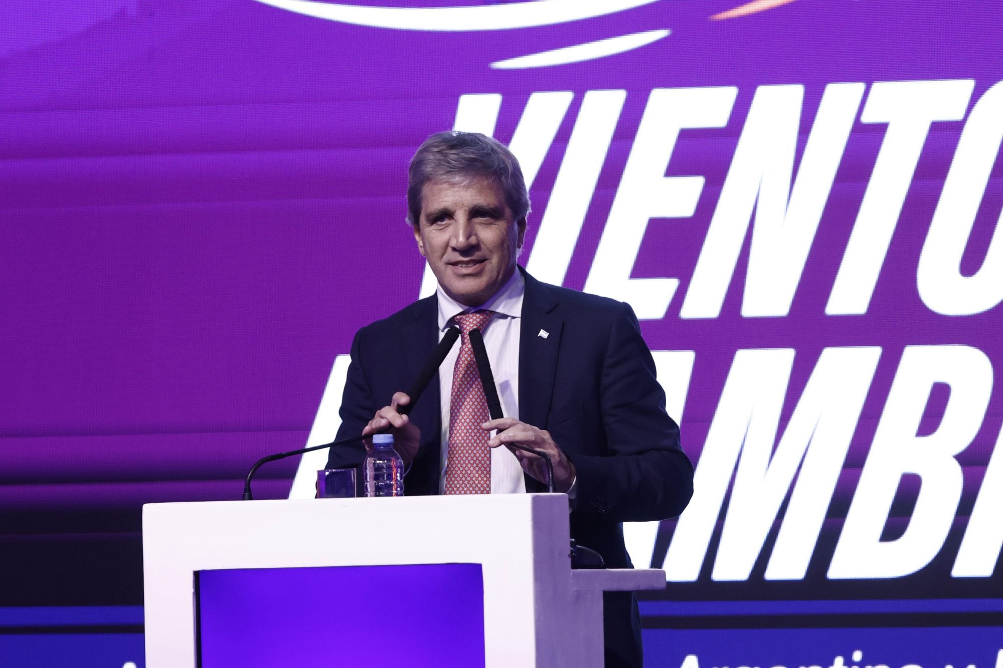Caputo respondió a las críticas de los industriales: “Me toca defender los intereses de 48 millones de argentinos, no de algunos empresarios”.