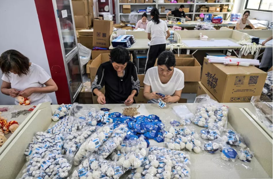 Artículos de Lionel Messi en la fábrica All Star Partner, situada en Yiwu, en la provincia de Zhejiang (este de China)