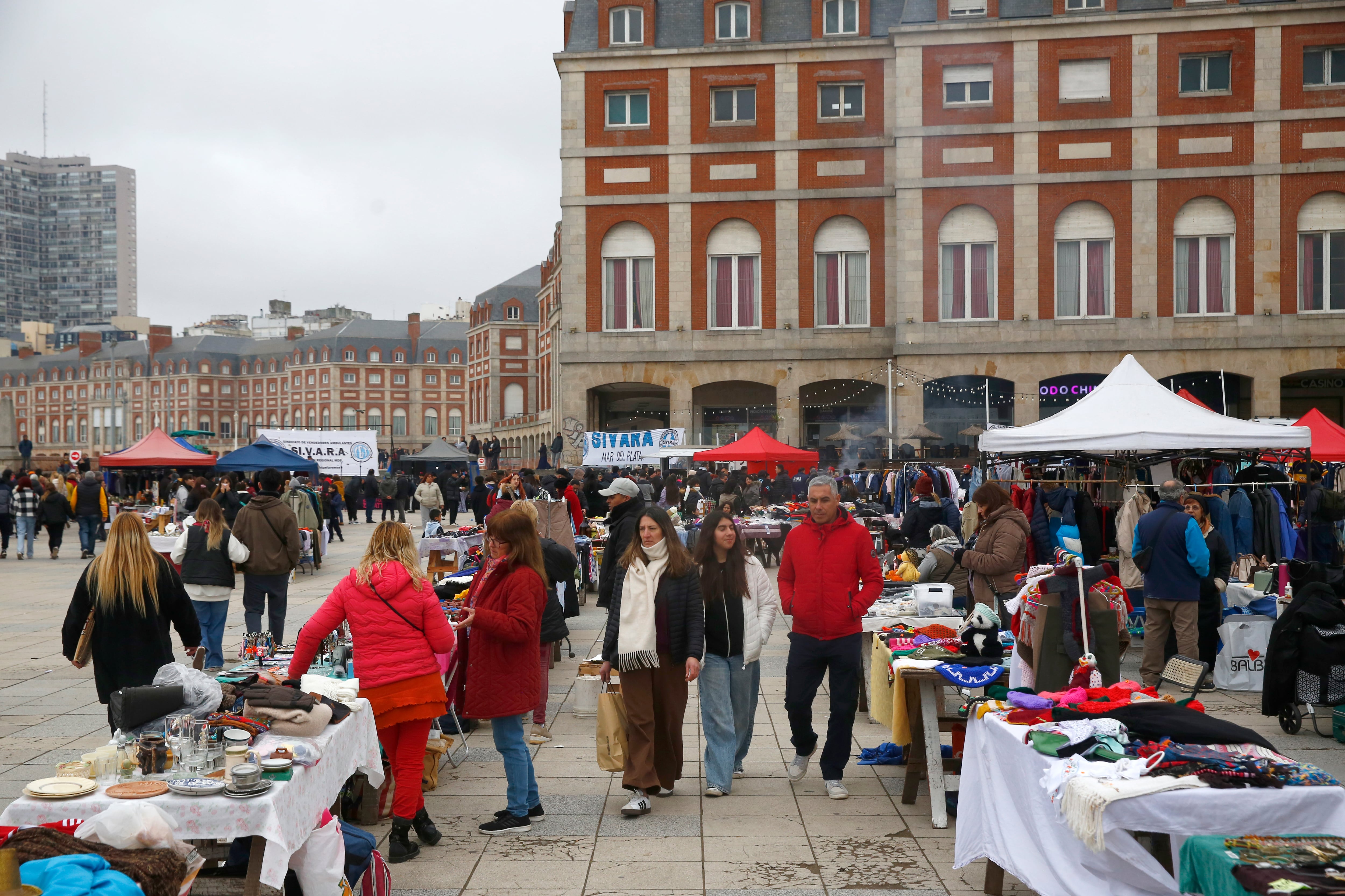 Frente al complejo del Casino Central y el Hotel Provincial, los vendedores vuelven a ofrecer sus mercaderías