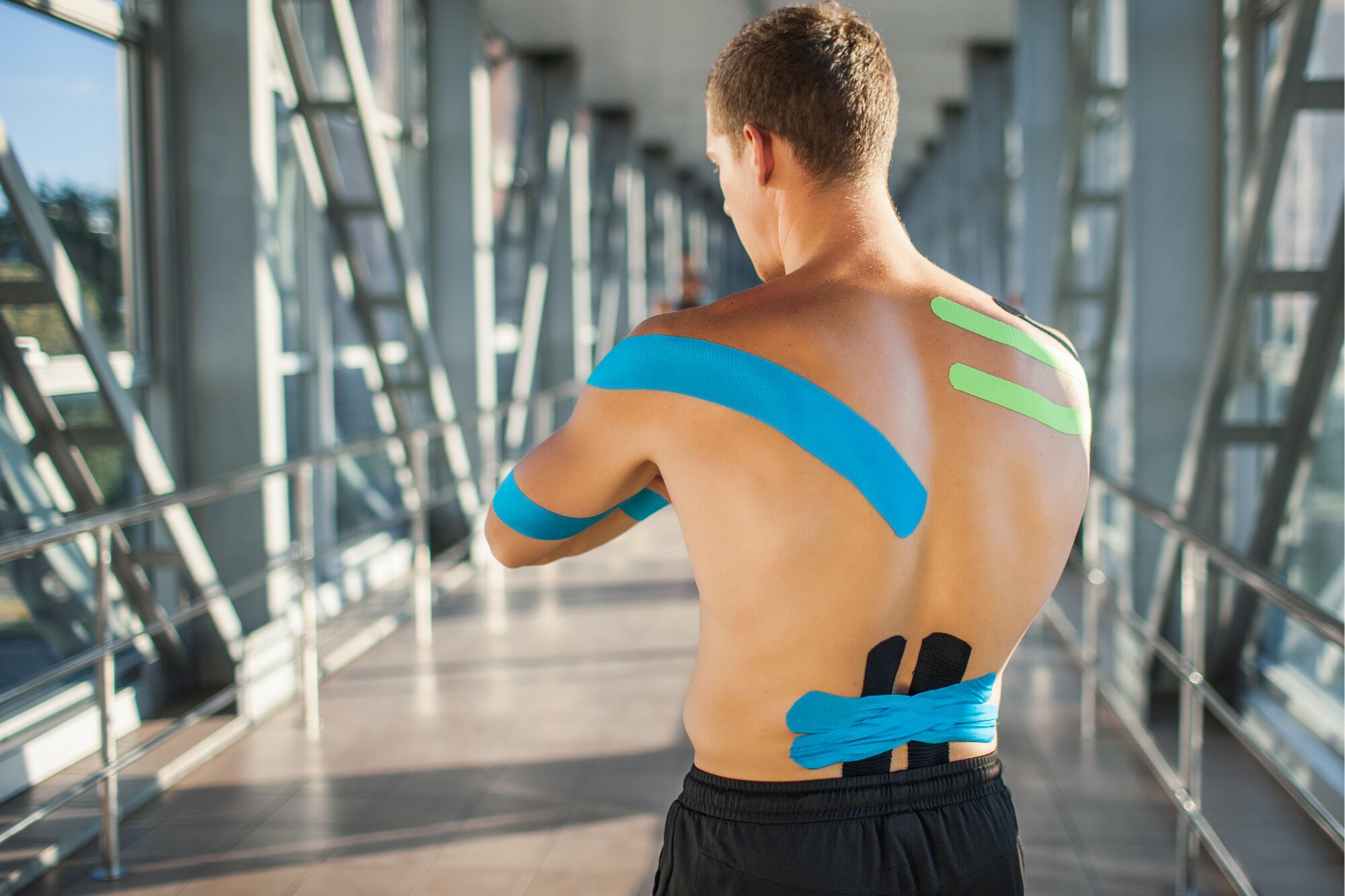 La elasticidad de la cinta kinesiológica permite el movimiento a diferencia de las cintas estándar