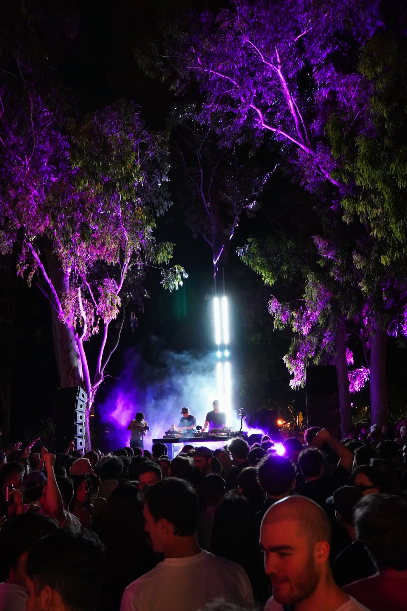 “Realizamos una curaduría muy selectiva, permitiendo quizás cuatro fiestas por mes, porque también queremos proteger nuestros propios espacios de sunsets y DJs”, agrega Sofía