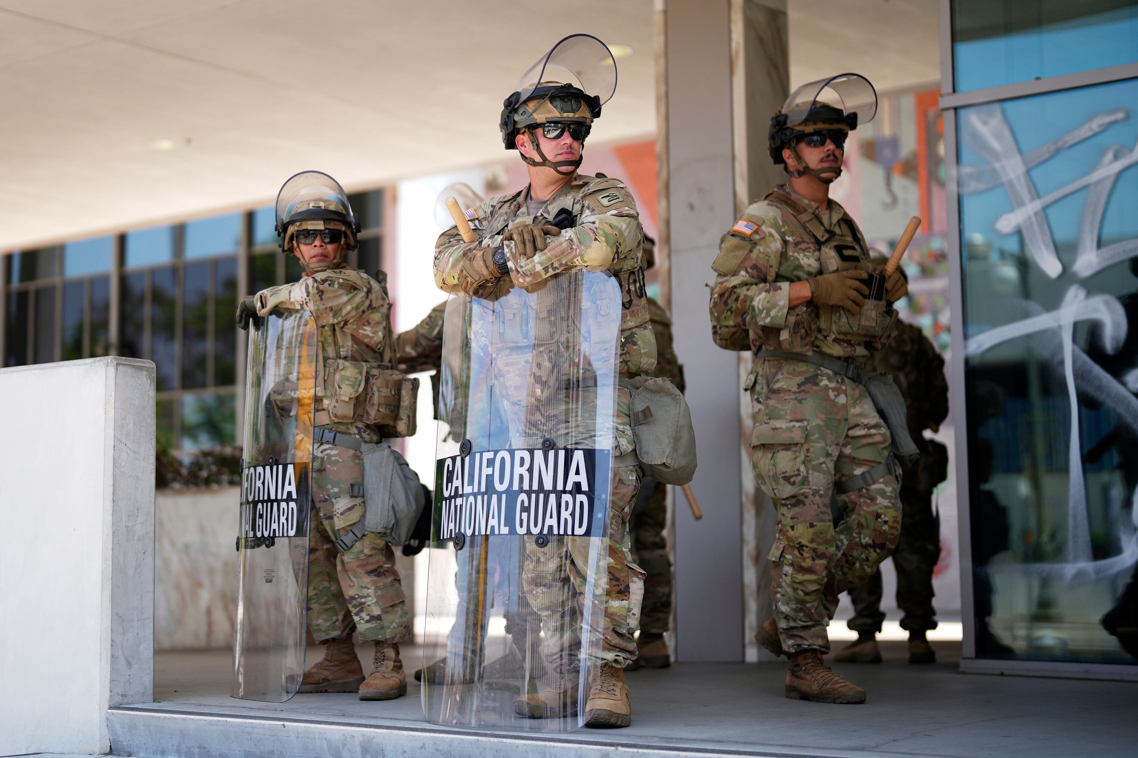 Elementos de la Guardia Nacional de California vigilan cerca del centro de detención metropolitano el lunes 9 de junio de 2025, en el centro de Los Ángeles. (AP Foto/Eric Thayer)