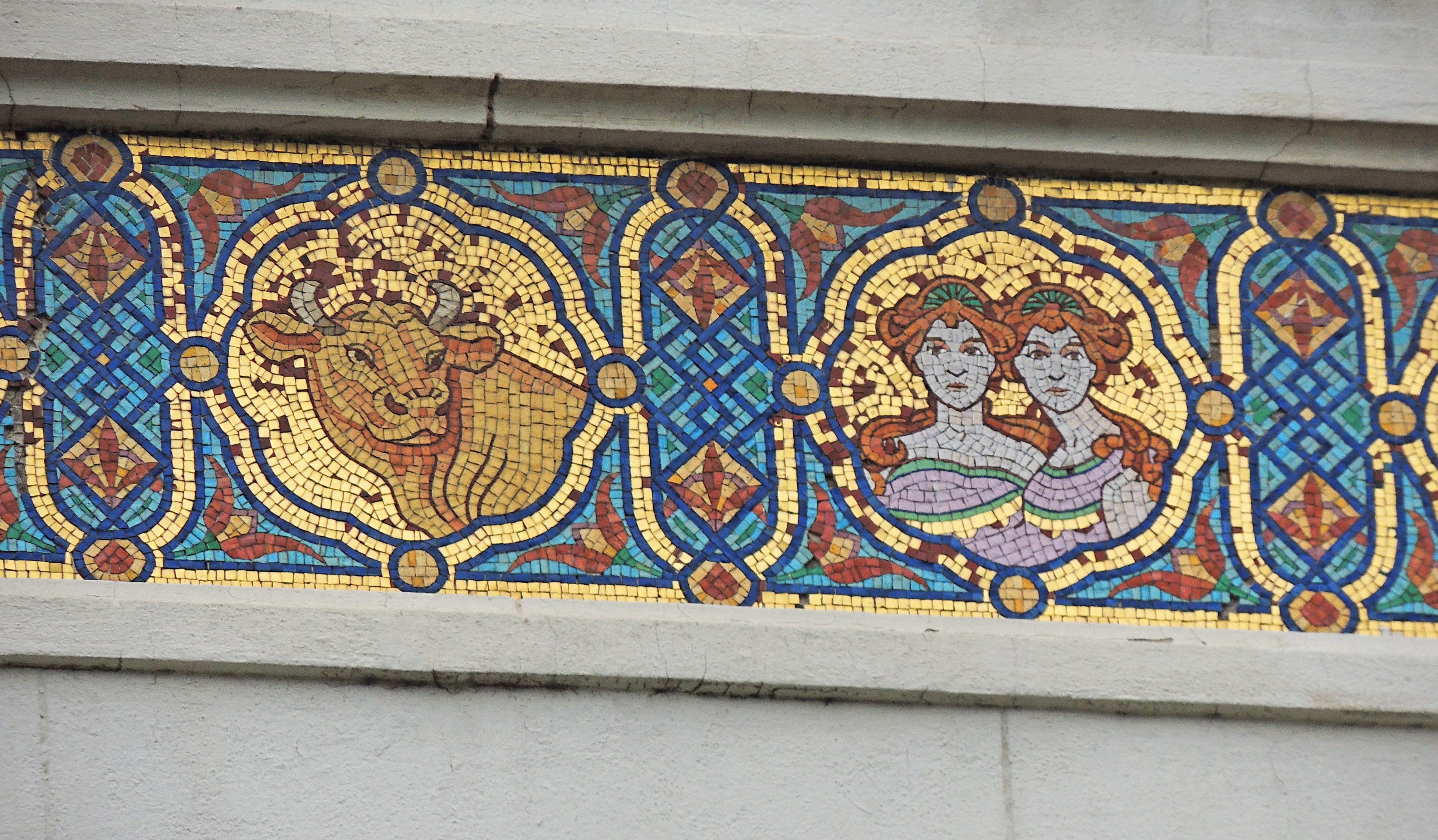Fragmento de un friso de pequeños mosaicos en estilo Art Nouveau