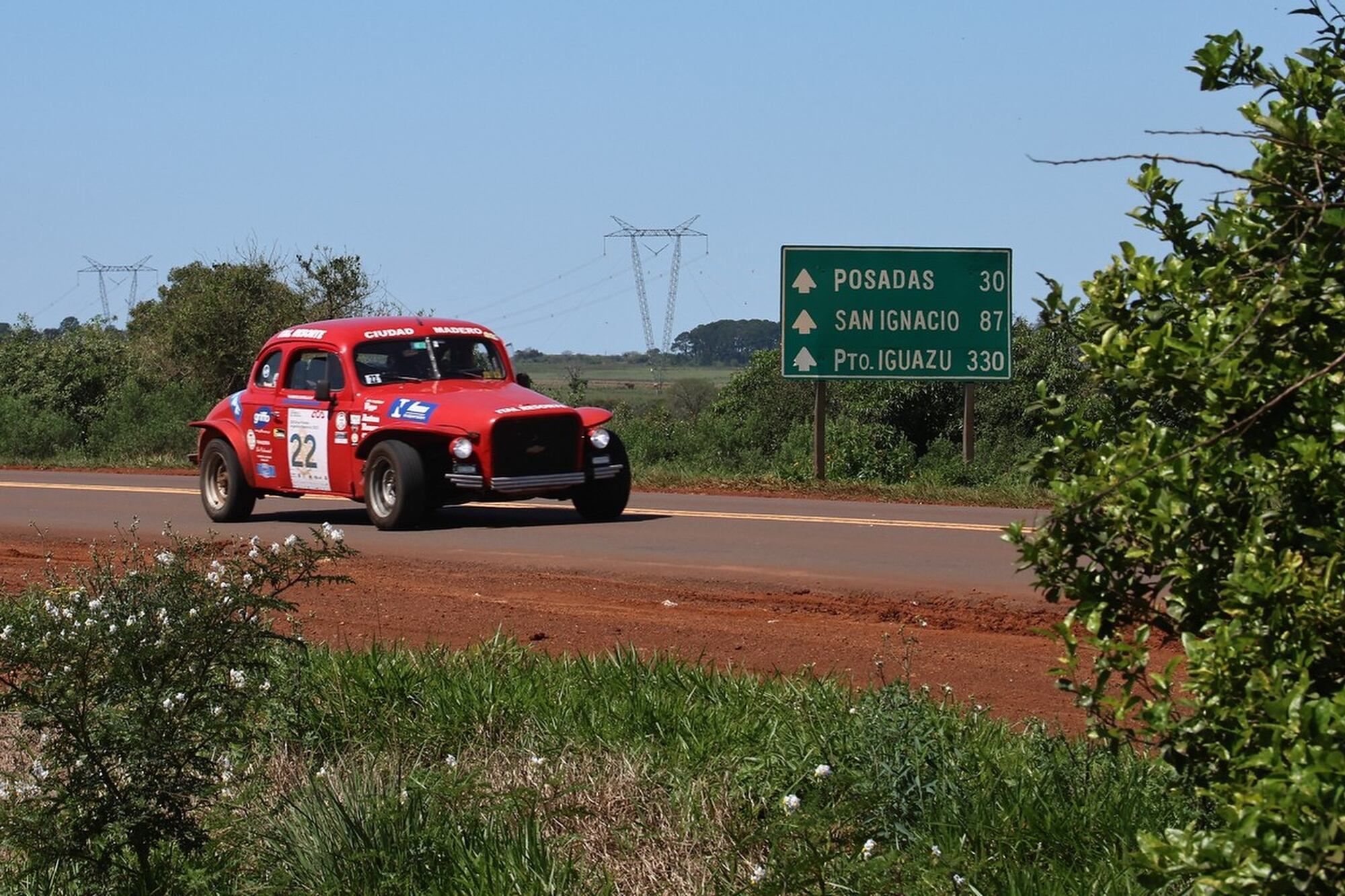 Y acá viene, rumbo al sur: la cupé Chevrolet de 1939 de Alejandro Zanussi y Alberto Cotella se aleja de Misiones camino a Entre Ríos.