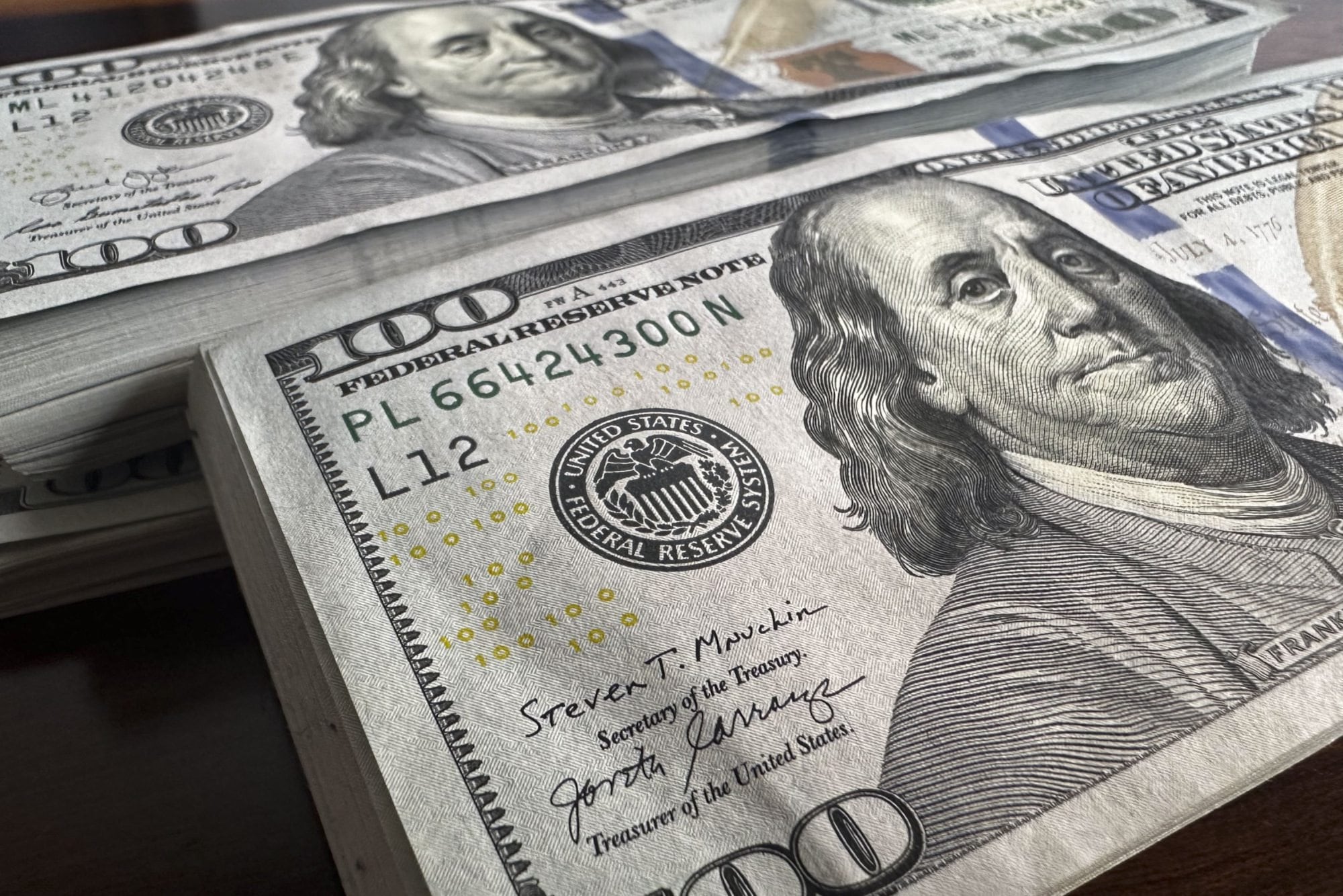 El dólar arranca la semana con una suba de $25, tras la baja de las tasas de interés