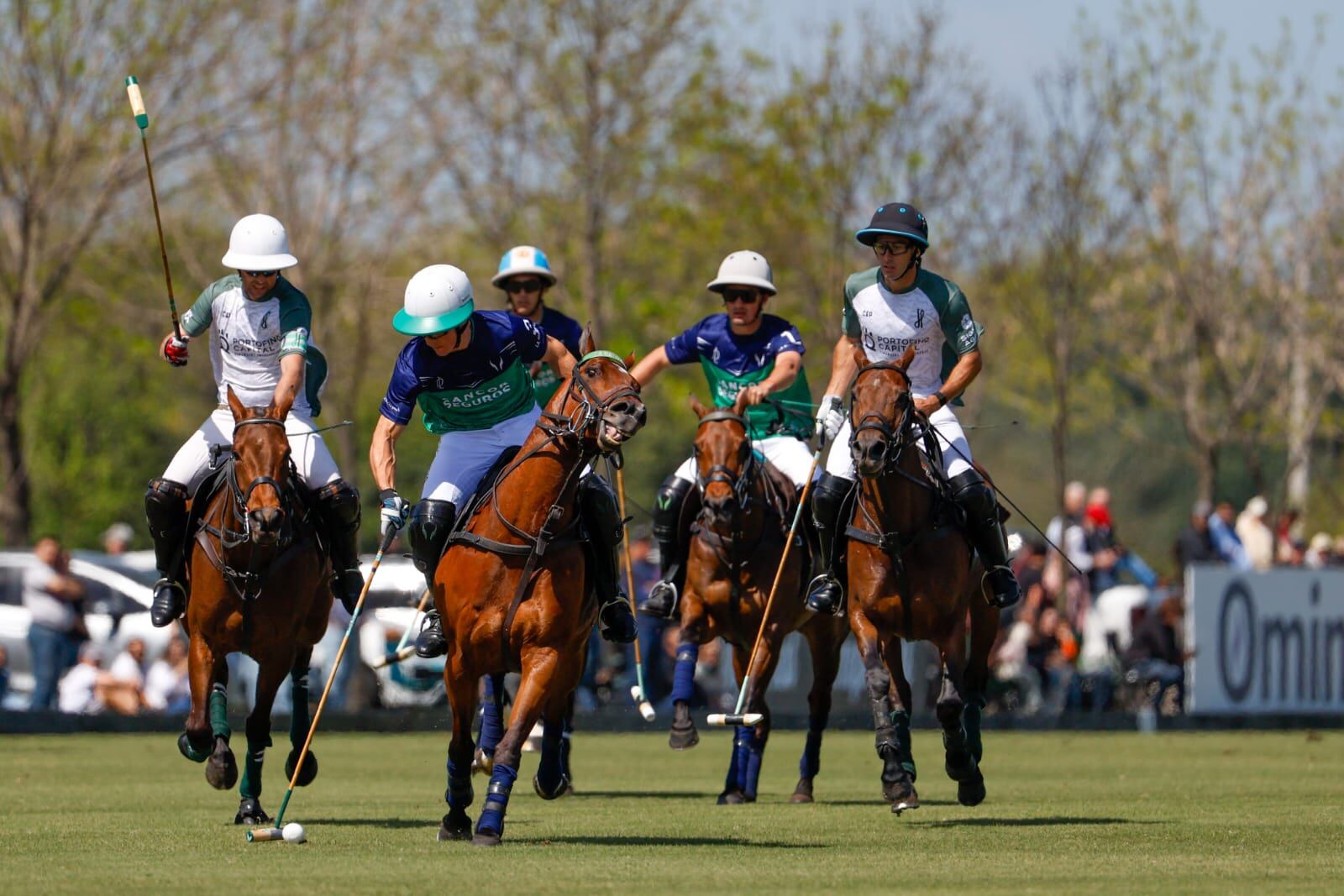 Barto Castagnola al ataque, en el partido ante La Hache Cría & Polo