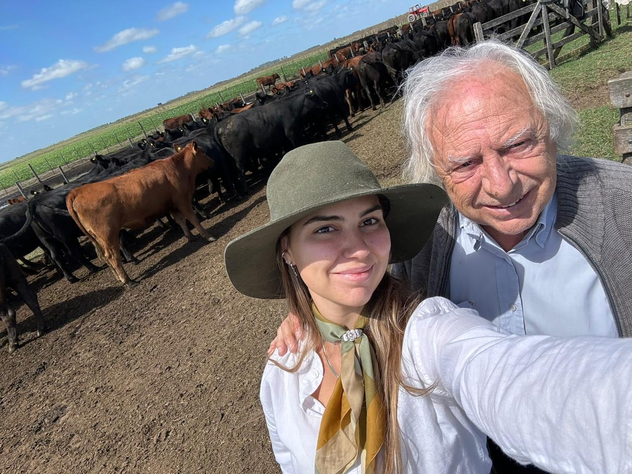 Martina Schirado junto a Luis, su padre quien hace ya un tiempo le entregó las riendas de la cabaña