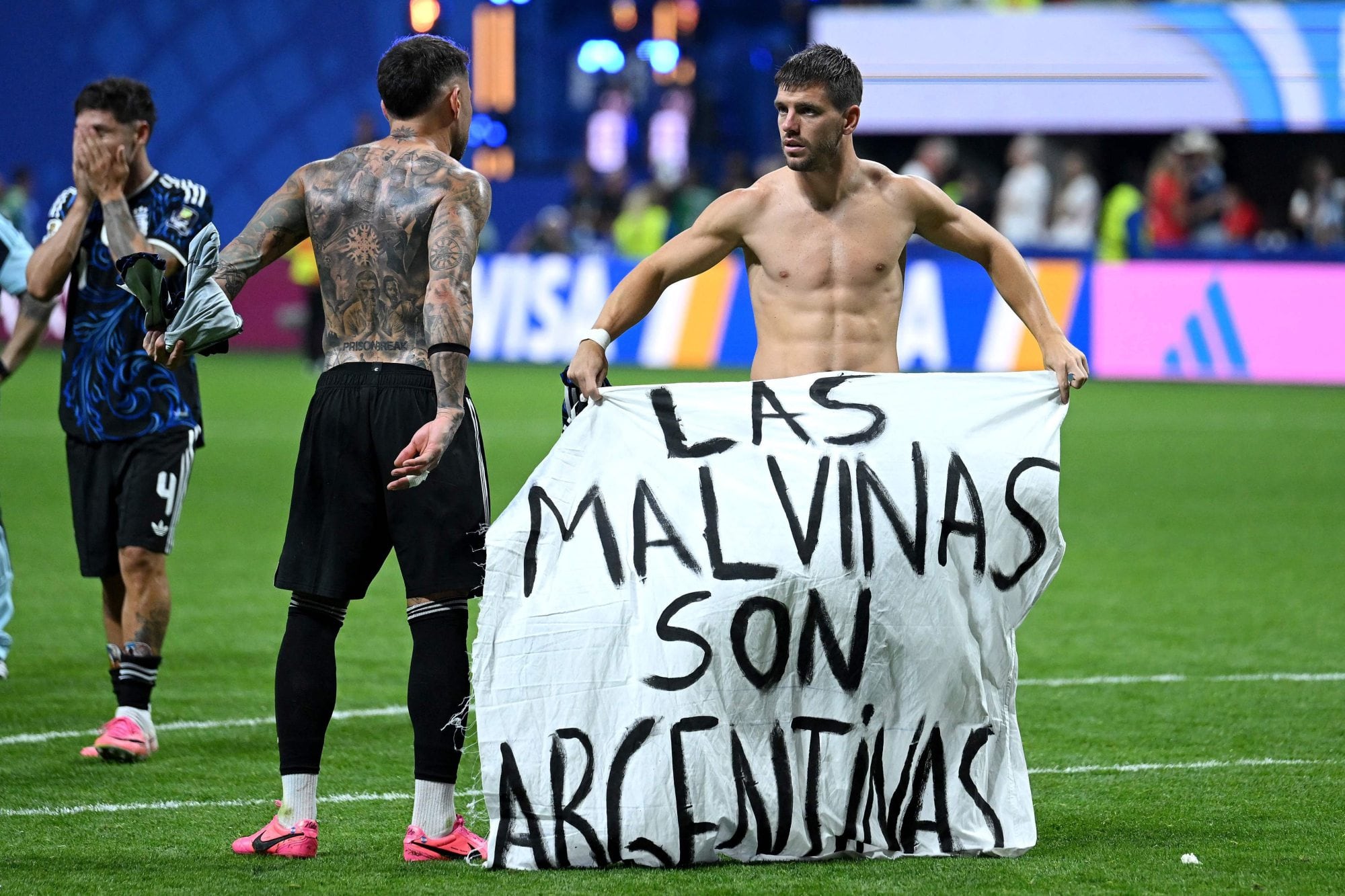 La bandera que mostraron los jugadores de la selección tras el triunfo ante Inglaterra: “Las Malvinas son argentinas”