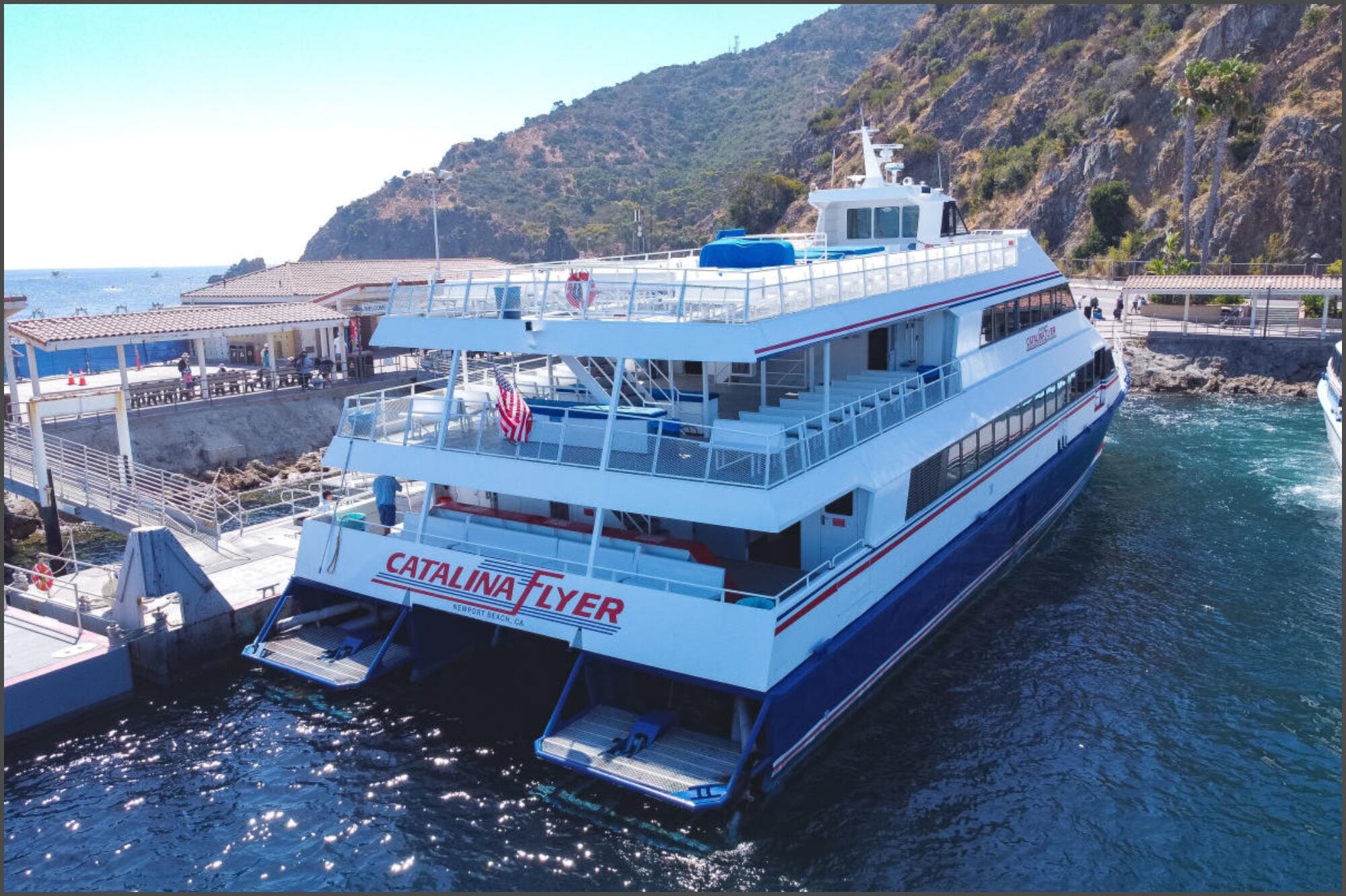Los visitantes pueden arribar a la isla de California en ferry desde Los Ángeles en un viaje de una hora