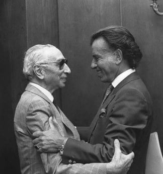 El almirante Isaac Rojas fue una de las figuras centrales de la Revolución Libertadora de 1955, por eso, el abrazo de Menem con él fue leído como un gesto extremo de reconciliación política