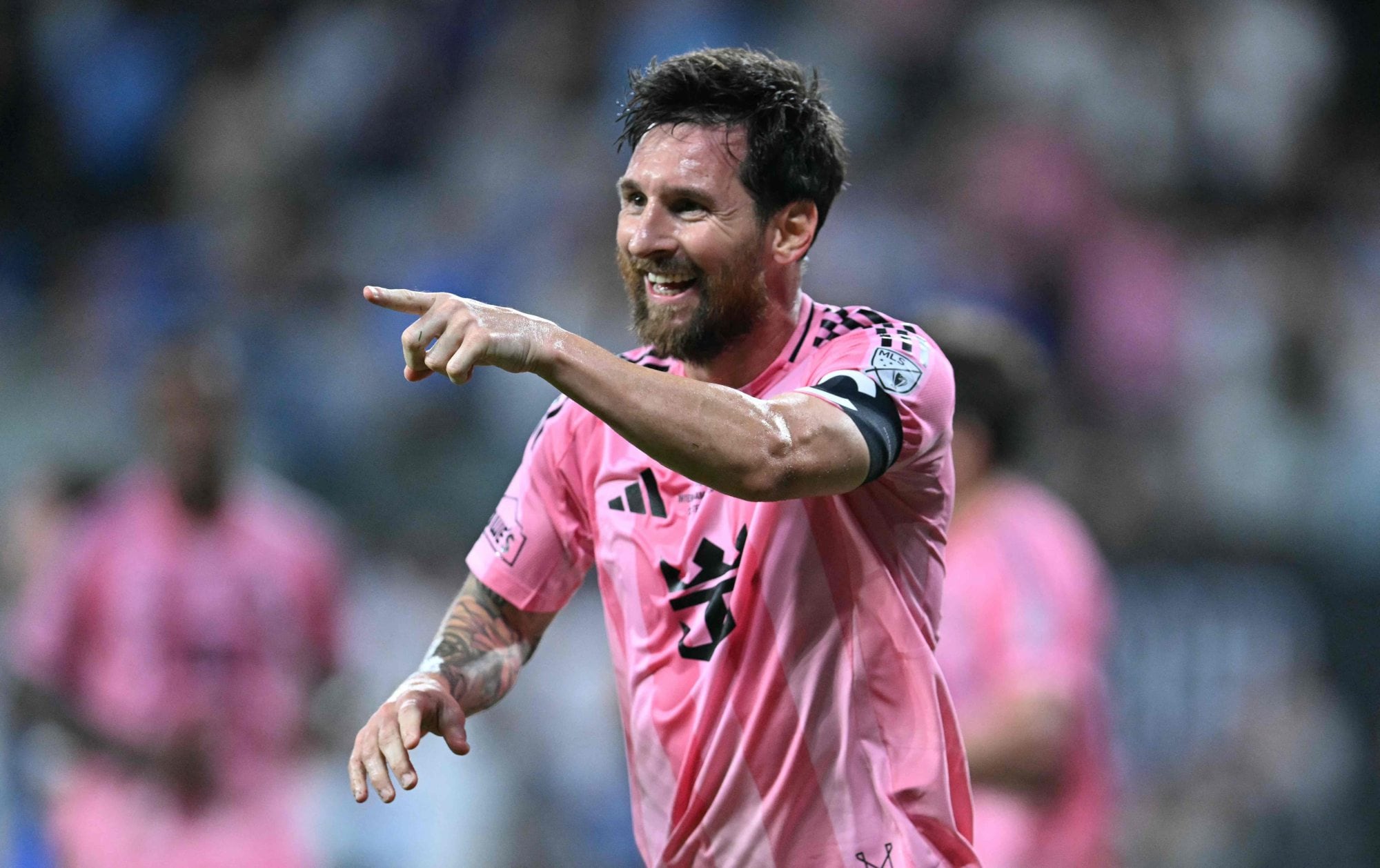 Messi, tras el cabezazo del 1-0, señala a Luis Suárez, que le dio la asistencia