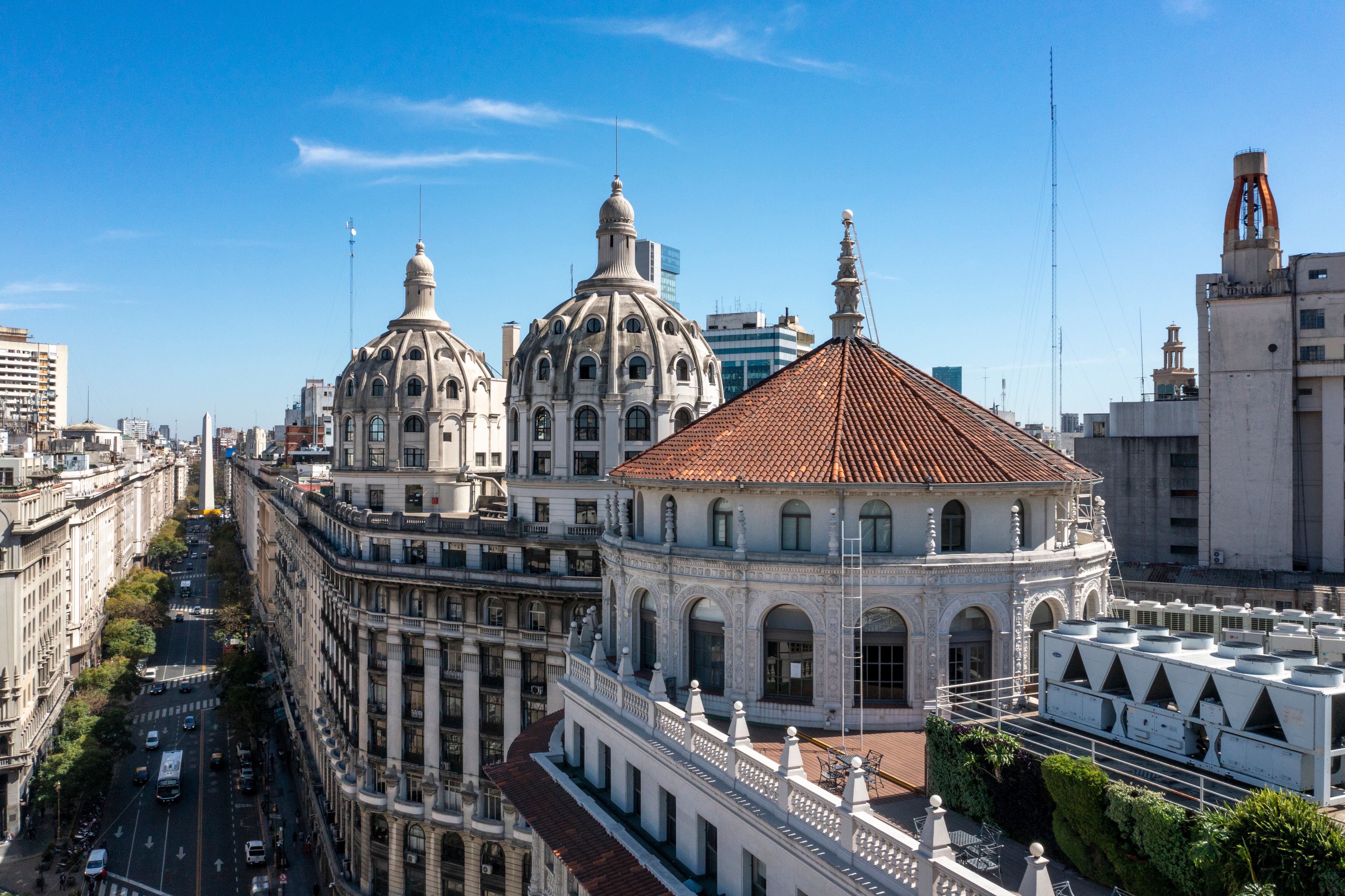 La cúpula de tejas coloniales del Banco y las del Bencich, emblemas de la Diagonal Norte.