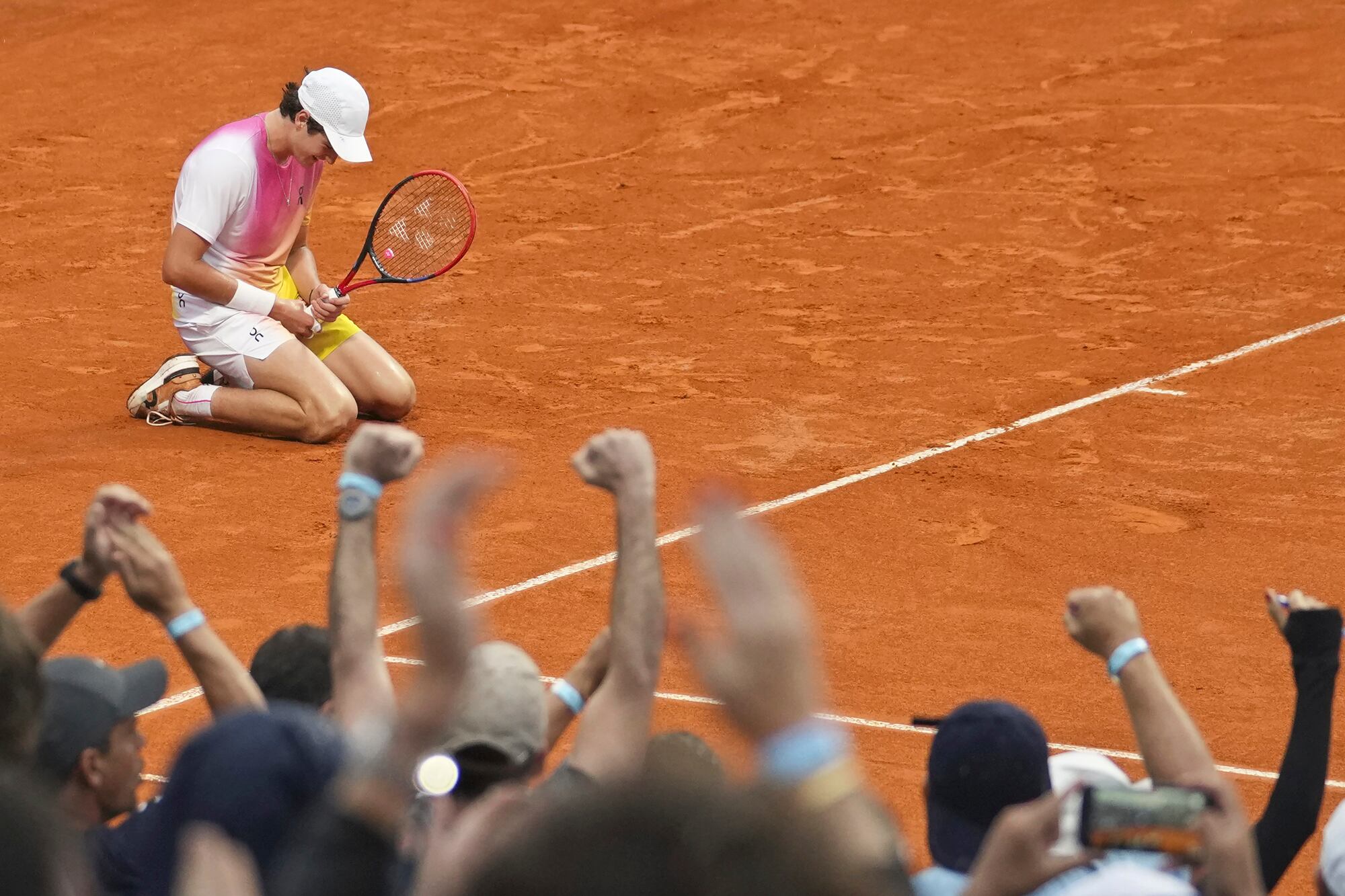 João Fonseca se sobrepuso a dolores lumbares y eliminó a Laslo Djere en tres sets para acceder a su primera final en el nivel ATP; el chico de 18 años intentará conquistar Buenos Aires.